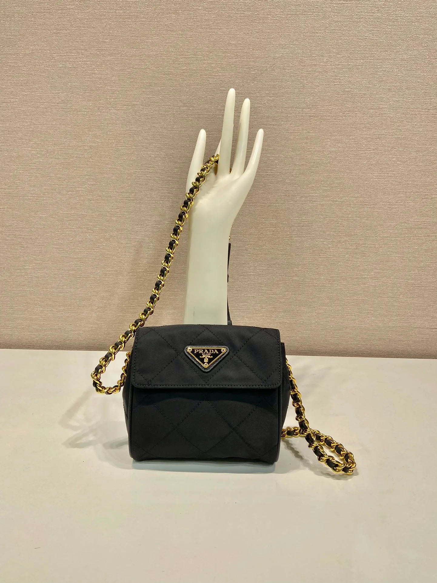 💰900🎉Second-hand mini🎉🎉🎉1BD643 mini size🎉🎉 This Vintage vintage chain diamond hobo bag has a great design👏👏 Purely handmade nylon rhombus design, can be worn on one shoulder or crossbody, and the imported black gold chain is really the eternal theme of vintage😘😘It is simple and elegant, with large capacity and space👍The upper body is particularly trendy, versatile and fashionable. No matter casual or formal, they all have a stable temperament. Hurry up and get it🙊I love this second-hand hobo bag so much😘😘92698480🎉🎉🎉👏👏👏 Length 14x Height 13x Bottom 5cm