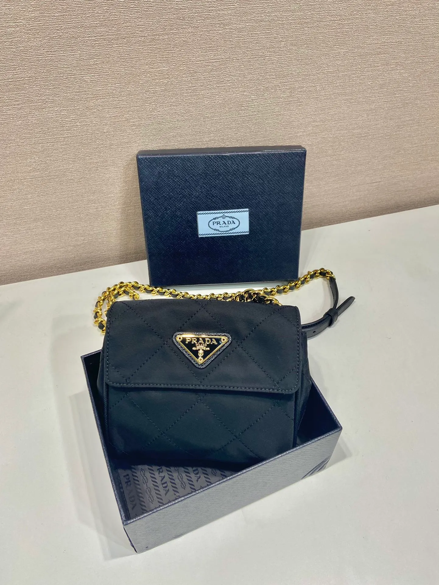 💰900🎉Second-hand mini🎉🎉🎉1BD643 mini size🎉🎉 This Vintage vintage chain diamond hobo bag has a great design👏👏 Purely handmade nylon rhombus design, can be worn on one shoulder or crossbody, and the imported black gold chain is really the eternal theme of vintage😘😘It is simple and elegant, with large capacity and space👍The upper body is particularly trendy, versatile and fashionable. No matter casual or formal, they all have a stable temperament. Hurry up and get it🙊I love this second-hand hobo bag so much😘😘92698480🎉🎉🎉👏👏👏 Length 14x Height 13x Bottom 5cm