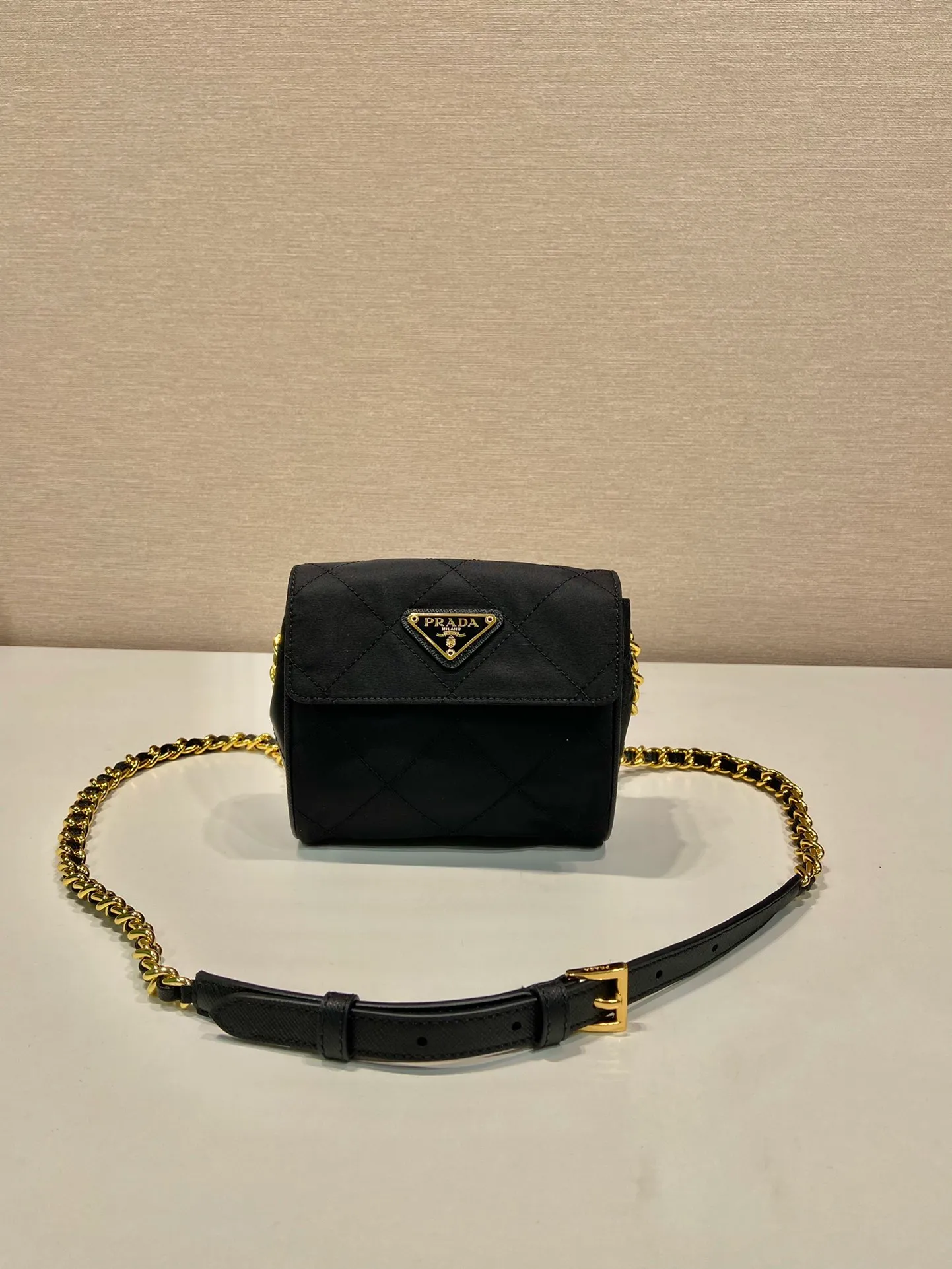 💰900🎉Second-hand mini🎉🎉🎉1BD643 mini size🎉🎉 This Vintage vintage chain diamond hobo bag has a great design👏👏 Purely handmade nylon rhombus design, can be worn on one shoulder or crossbody, and the imported black gold chain is really the eternal theme of vintage😘😘It is simple and elegant, with large capacity and space👍The upper body is particularly trendy, versatile and fashionable. No matter casual or formal, they all have a stable temperament. Hurry up and get it🙊I love this second-hand hobo bag so much😘😘92698480🎉🎉🎉👏👏👏 Length 14x Height 13x Bottom 5cm