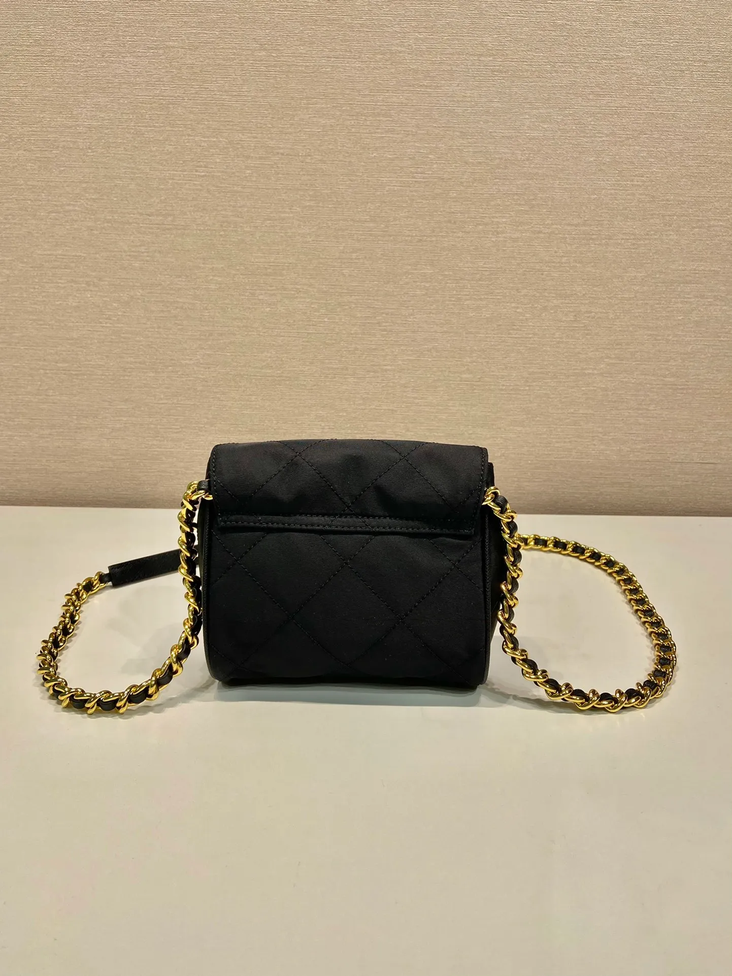 💰900🎉Second-hand mini🎉🎉🎉1BD643 mini size🎉🎉 This Vintage vintage chain diamond hobo bag has a great design👏👏 Purely handmade nylon rhombus design, can be worn on one shoulder or crossbody, and the imported black gold chain is really the eternal theme of vintage😘😘It is simple and elegant, with large capacity and space👍The upper body is particularly trendy, versatile and fashionable. No matter casual or formal, they all have a stable temperament. Hurry up and get it🙊I love this second-hand hobo bag so much😘😘92698480🎉🎉🎉👏👏👏 Length 14x Height 13x Bottom 5cm