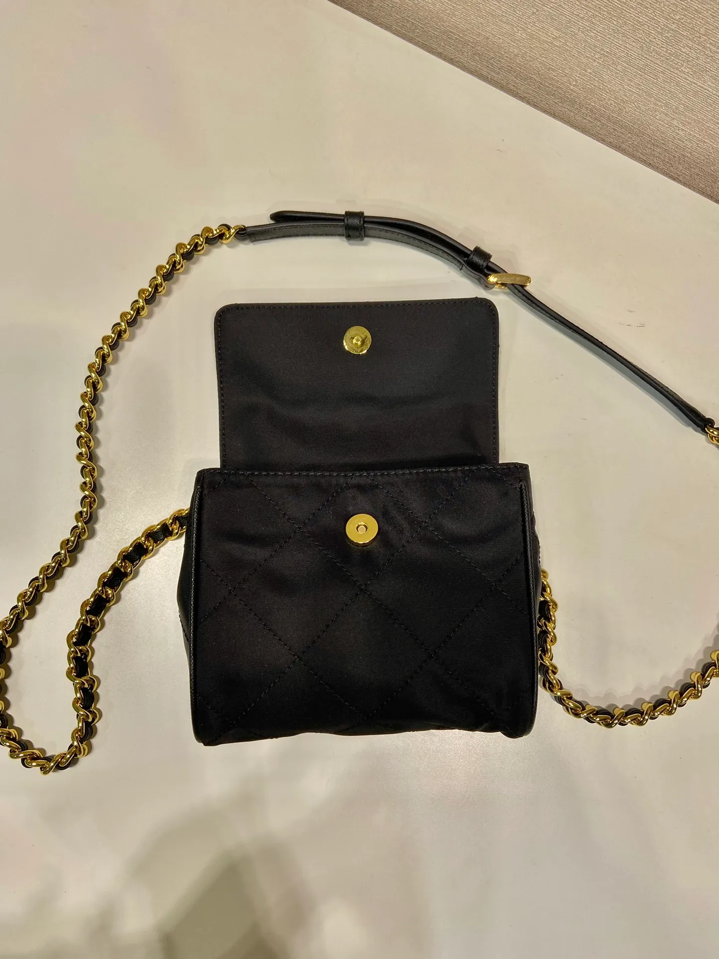 💰900🎉Second-hand mini🎉🎉🎉1BD643 mini size🎉🎉 This Vintage vintage chain diamond hobo bag has a great design👏👏 Purely handmade nylon rhombus design, can be worn on one shoulder or crossbody, and the imported black gold chain is really the eternal theme of vintage😘😘It is simple and elegant, with large capacity and space👍The upper body is particularly trendy, versatile and fashionable. No matter casual or formal, they all have a stable temperament. Hurry up and get it🙊I love this second-hand hobo bag so much😘😘92698480🎉🎉🎉👏👏👏 Length 14x Height 13x Bottom 5cm