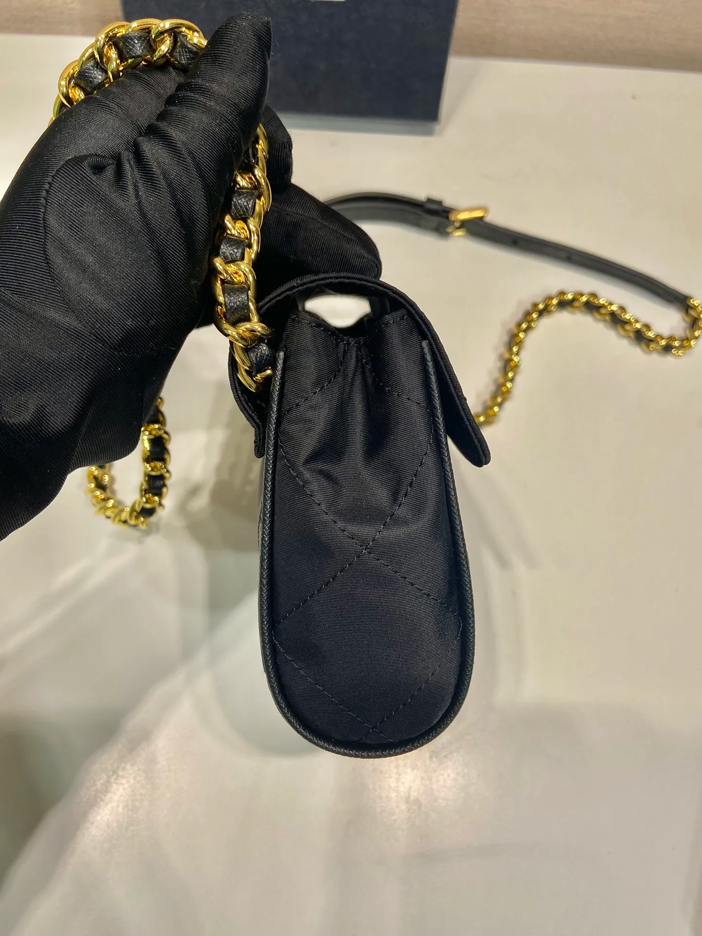 💰900🎉Second-hand mini🎉🎉🎉1BD643 mini size🎉🎉 This Vintage vintage chain diamond hobo bag has a great design👏👏 Purely handmade nylon rhombus design, can be worn on one shoulder or crossbody, and the imported black gold chain is really the eternal theme of vintage😘😘It is simple and elegant, with large capacity and space👍The upper body is particularly trendy, versatile and fashionable. No matter casual or formal, they all have a stable temperament. Hurry up and get it🙊I love this second-hand hobo bag so much😘😘92698480🎉🎉🎉👏👏👏 Length 14x Height 13x Bottom 5cm