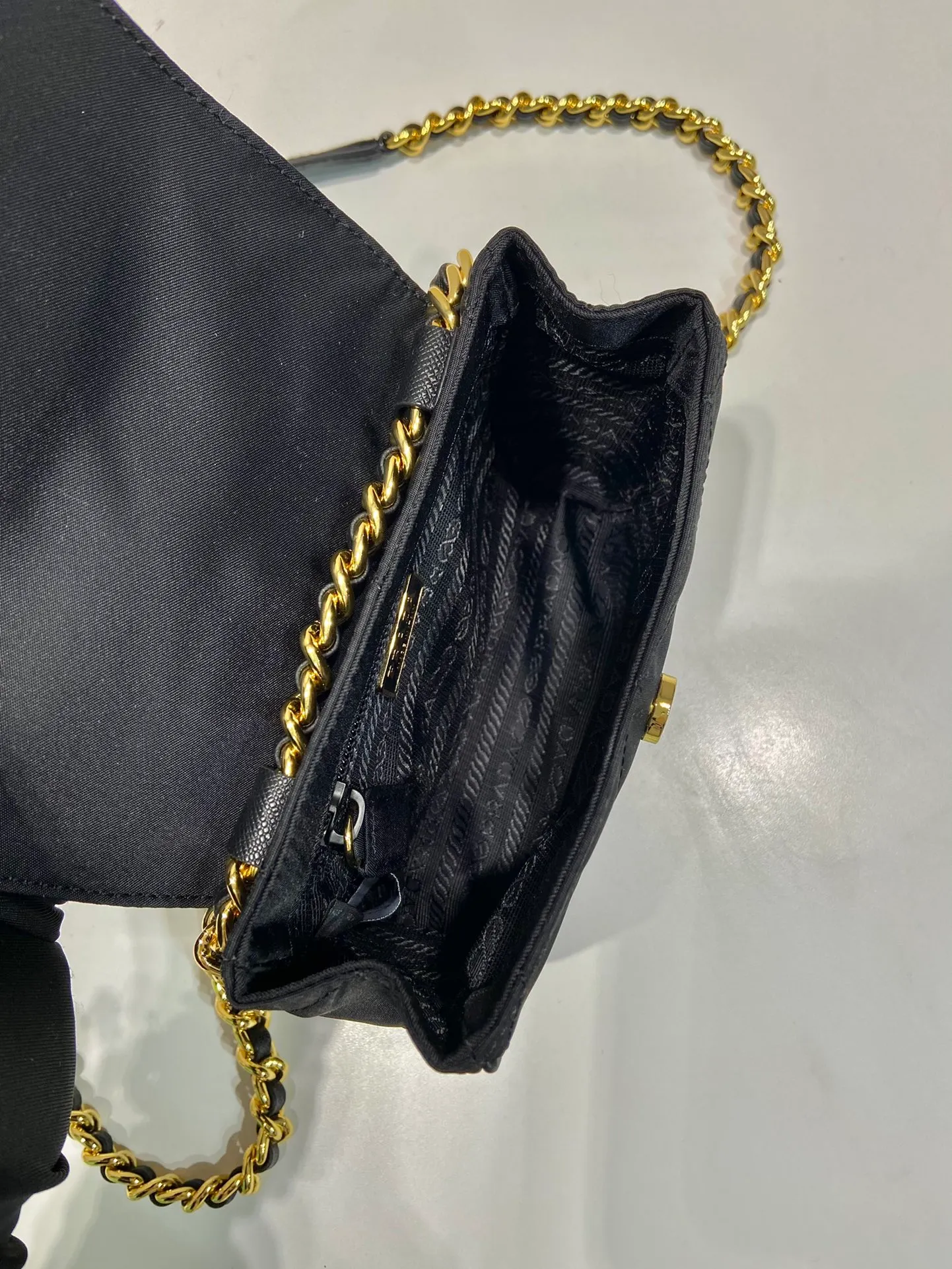 💰900🎉Second-hand mini🎉🎉🎉1BD643 mini size🎉🎉 This Vintage vintage chain diamond hobo bag has a great design👏👏 Purely handmade nylon rhombus design, can be worn on one shoulder or crossbody, and the imported black gold chain is really the eternal theme of vintage😘😘It is simple and elegant, with large capacity and space👍The upper body is particularly trendy, versatile and fashionable. No matter casual or formal, they all have a stable temperament. Hurry up and get it🙊I love this second-hand hobo bag so much😘😘92698480🎉🎉🎉👏👏👏 Length 14x Height 13x Bottom 5cm