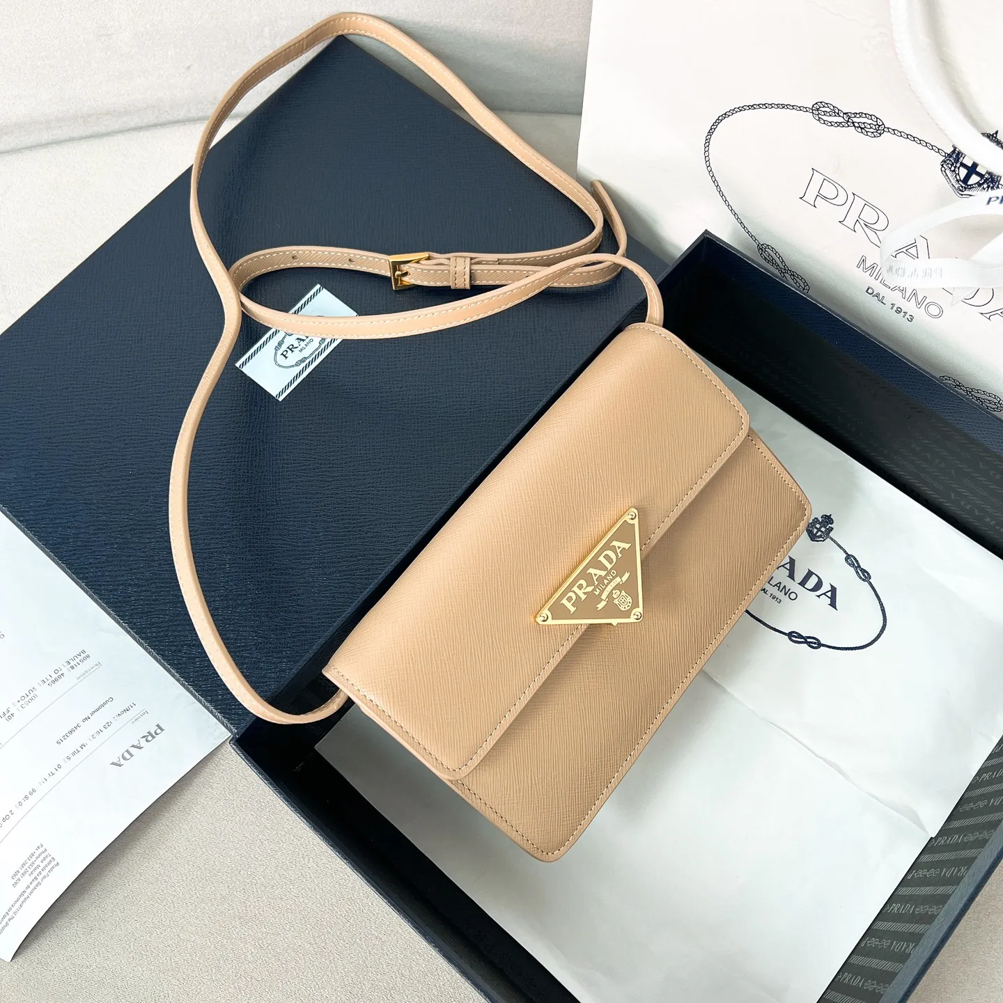 💰1260✨New product debut✨The new series of shoulder bags 1BD386 is made of classic cross-grain cowhide and calfskin. It is decorated with a unique lock buckle with the iconic triangle logo. The overall style of the bag is simple and elegant. The golden metal hardware gives a retro color. Fashion and retro style are combined. The interior double compartment capacity is also great. It is equipped with a card slot. The wide shoulder strap design makes the upper body very stylish~ A new fashion trend-setter that combines retro fashion and practicality😘 Size 19.5*11.5*5
