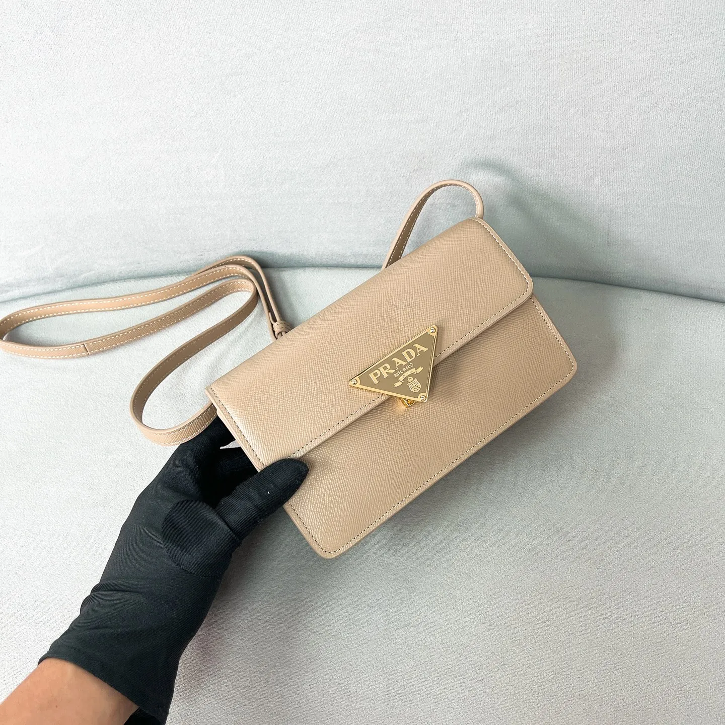 💰1260✨New product debut✨The new series of shoulder bags 1BD386 is made of classic cross-grain cowhide and calfskin. It is decorated with a unique lock buckle with the iconic triangle logo. The overall style of the bag is simple and elegant. The golden metal hardware gives a retro color. Fashion and retro style are combined. The interior double compartment capacity is also great. It is equipped with a card slot. The wide shoulder strap design makes the upper body very stylish~ A new fashion trend-setter that combines retro fashion and practicality😘 Size 19.5*11.5*5