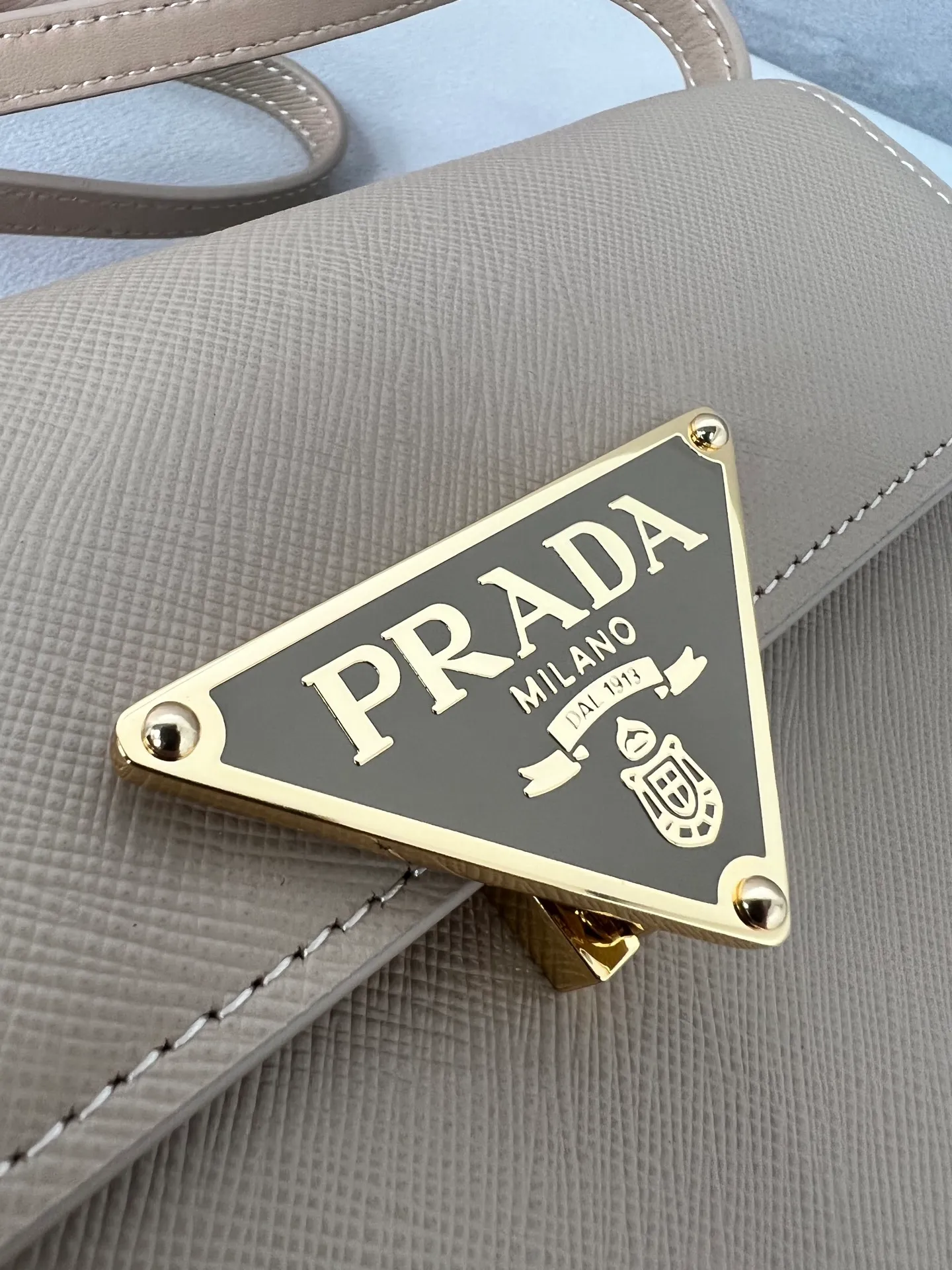 💰1260✨New product debut✨The new series of shoulder bags 1BD386 is made of classic cross-grain cowhide and calfskin. It is decorated with a unique lock buckle with the iconic triangle logo. The overall style of the bag is simple and elegant. The golden metal hardware gives a retro color. Fashion and retro style are combined. The interior double compartment capacity is also great. It is equipped with a card slot. The wide shoulder strap design makes the upper body very stylish~ A new fashion trend-setter that combines retro fashion and practicality😘 Size 19.5*11.5*5