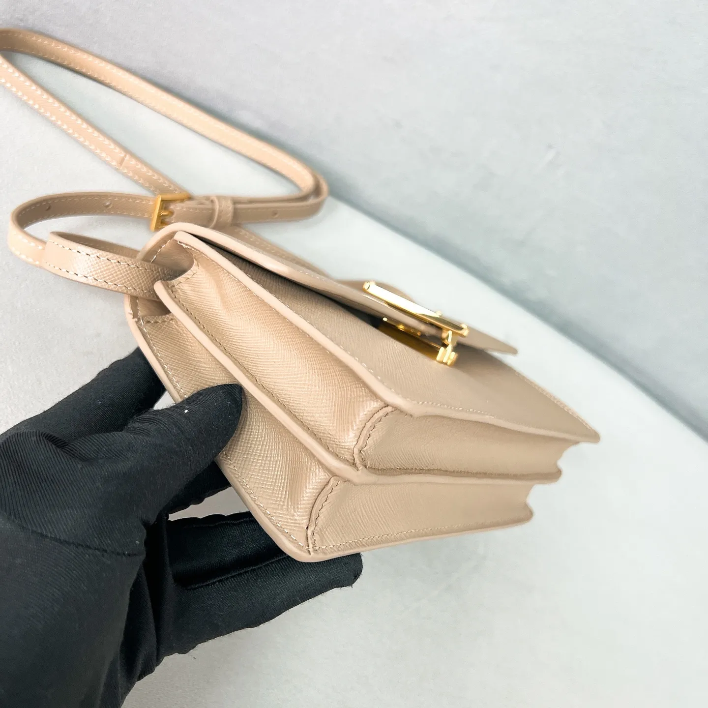 💰1260✨New product debut✨The new series of shoulder bags 1BD386 is made of classic cross-grain cowhide and calfskin. It is decorated with a unique lock buckle with the iconic triangle logo. The overall style of the bag is simple and elegant. The golden metal hardware gives a retro color. Fashion and retro style are combined. The interior double compartment capacity is also great. It is equipped with a card slot. The wide shoulder strap design makes the upper body very stylish~ A new fashion trend-setter that combines retro fashion and practicality😘 Size 19.5*11.5*5