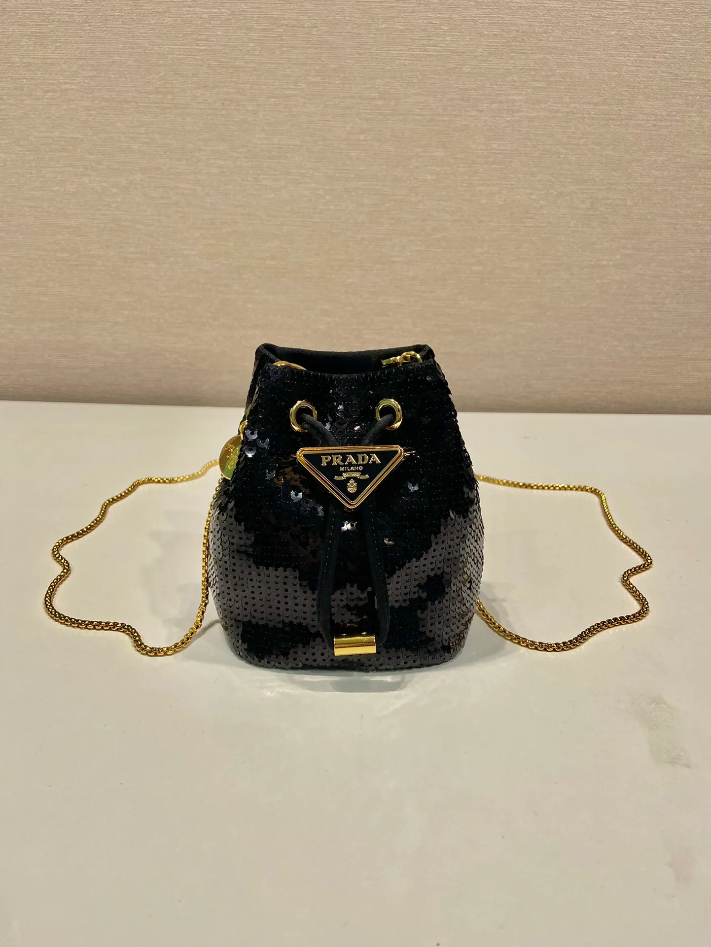 💰960🎉Sequin bucket🎉1NR016 handmade sequins🎉🎉 This sequin bucket is made of a combination of imported hand-embroidered sequins and satin materials, with an enamel-coated metal triangle logo decorative opening and closing design. Metal iron can be spanned diagonally. So cute😍, the effect of bling bling is very eye-catching, so cute and cool, don’t you feel excited😙😙, beauties. Get it now. So beautiful and cute😋😋 Length 10x height 12x base 7cm🎉🎉🎉👏👏👏