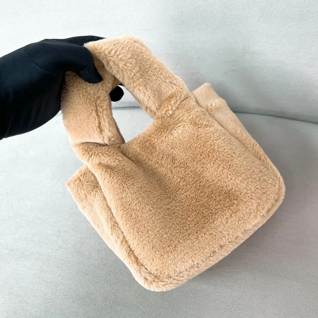 💰1300✨New product launch✨2023 autumn and winter new plush vegetable basket 1BA349. Made of soft and fine plush material with calfskin. Equipped with double handles decorated with golden metal logo. The overall bag body is very soft and lightweight. The style is elegant and outstanding. The two side pockets not only meet the needs of exquisite storage but also add elegant charm. A handbag that perfectly combines classic heritage and the trend of the times. A must-have for fairies. Size 15.5*18*10cm
