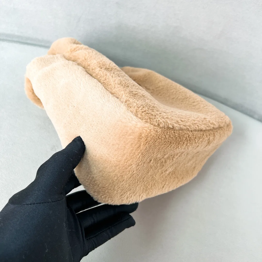 💰1300✨New product launch✨2023 autumn and winter new plush vegetable basket 1BA349. Made of soft and fine plush material with calfskin. Equipped with double handles decorated with golden metal logo. The overall bag body is very soft and lightweight. The style is elegant and outstanding. The two side pockets not only meet the needs of exquisite storage but also add elegant charm. A handbag that perfectly combines classic heritage and the trend of the times. A must-have for fairies. Size 15.5*18*10cm