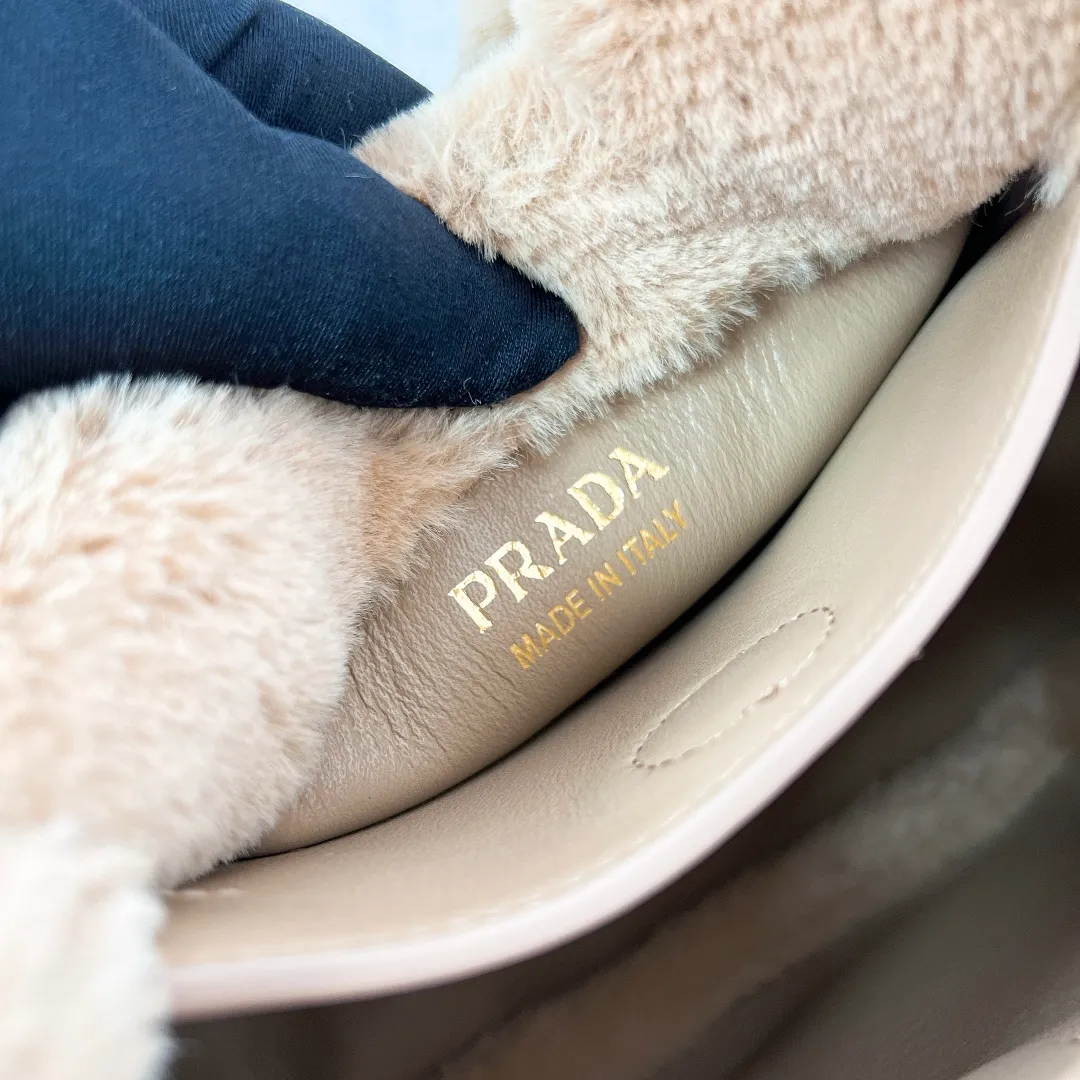 💰1300✨New product launch✨2023 autumn and winter new plush vegetable basket 1BA349. Made of soft and fine plush material with calfskin. Equipped with double handles decorated with golden metal logo. The overall bag body is very soft and lightweight. The style is elegant and outstanding. The two side pockets not only meet the needs of exquisite storage but also add elegant charm. A handbag that perfectly combines classic heritage and the trend of the times. A must-have for fairies. Size 15.5*18*10cm