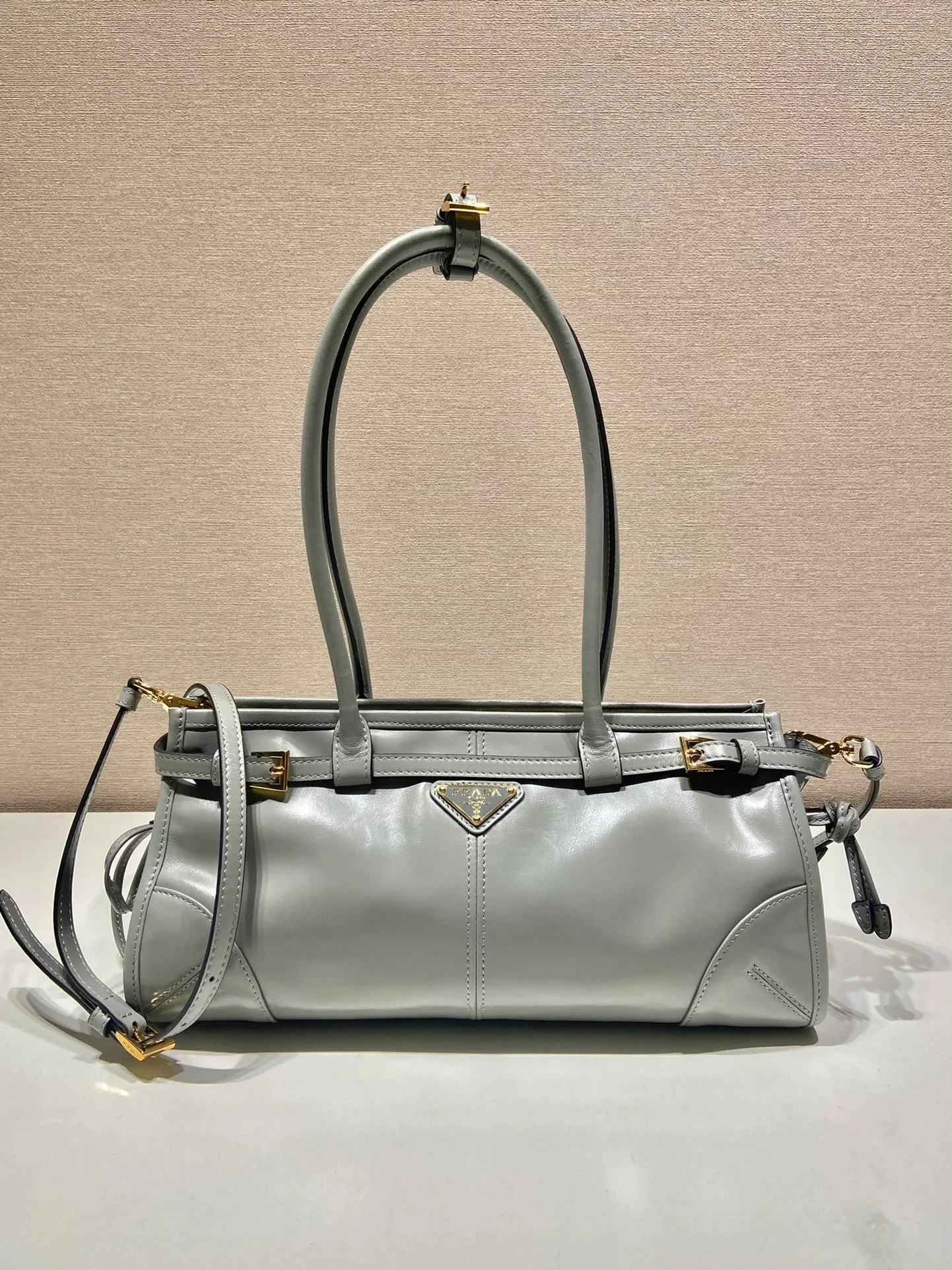 💰1840🎉LusSolf oil wax leather🎉1BA426 small size🎉🎉 This portable crossbody bag is made of imported oil wax leather. The shiny color exudes a classic atmosphere. It is equipped with a detachable and adjustable long shoulder strap, which is convenient for different occasions. It has a very large capacity and is easy to use. It is definitely a must-have for fashionistas. Hurry up and take this retro style handbag home! Length 32x Height 15.5x Bottom 12cm🎉🎉🎉👏👏👏