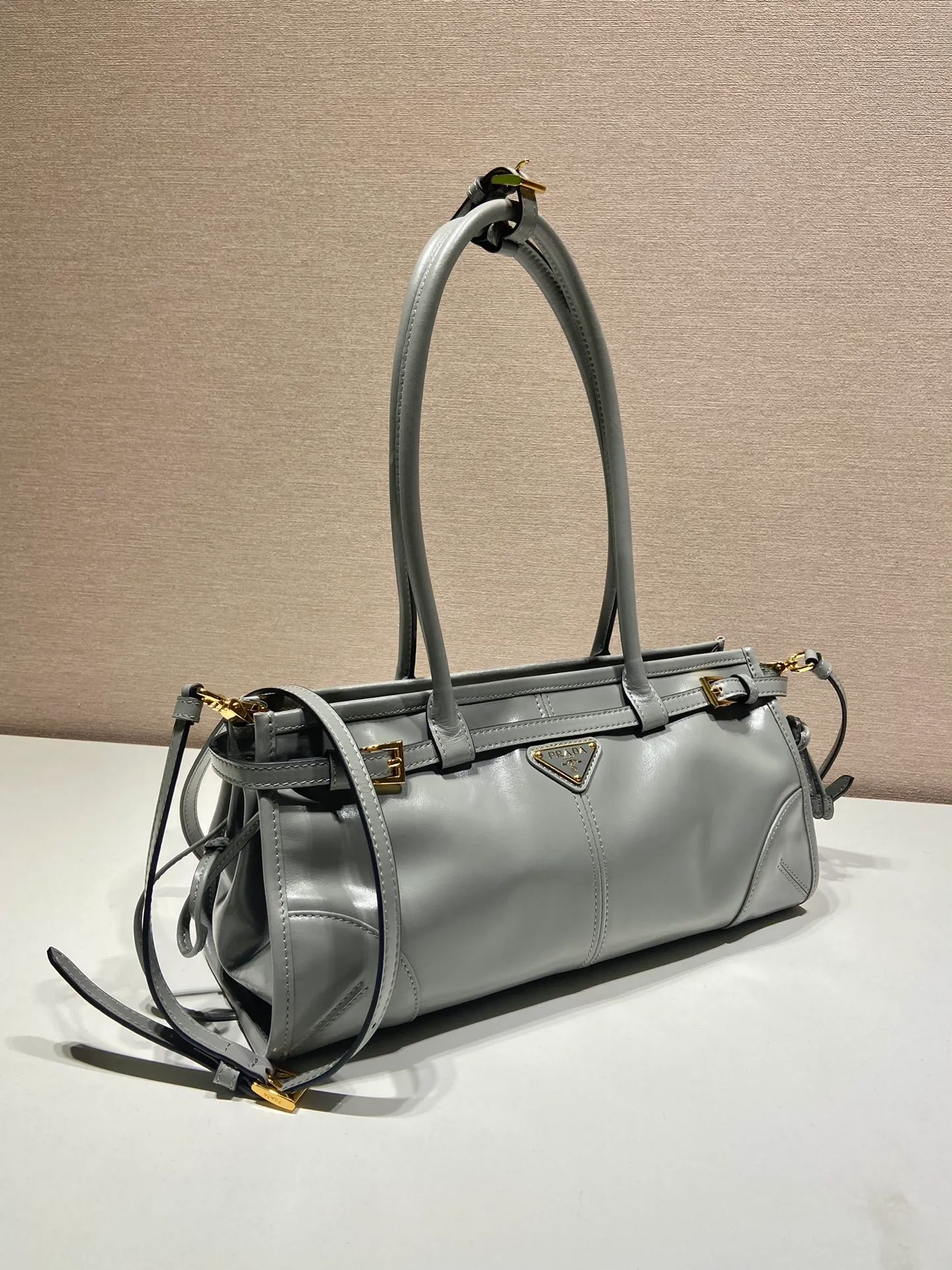 💰1840🎉LusSolf oil wax leather🎉1BA426 small size🎉🎉 This portable crossbody bag is made of imported oil wax leather. The shiny color exudes a classic atmosphere. It is equipped with a detachable and adjustable long shoulder strap, which is convenient for different occasions. It has a very large capacity and is easy to use. It is definitely a must-have for fashionistas. Hurry up and take this retro style handbag home! Length 32x Height 15.5x Bottom 12cm🎉🎉🎉👏👏👏