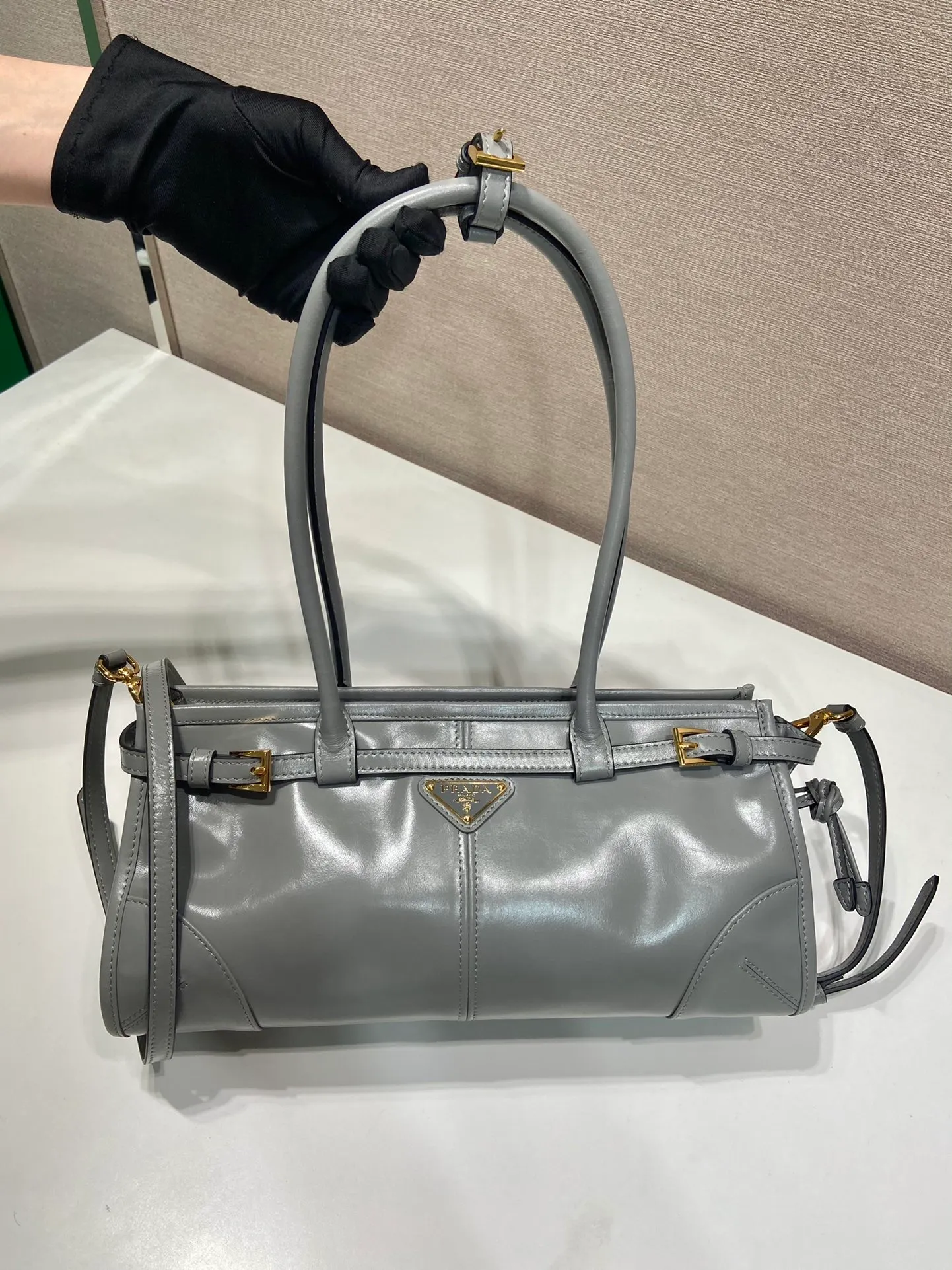 💰1840🎉LusSolf oil wax leather🎉1BA426 small size🎉🎉 This portable crossbody bag is made of imported oil wax leather. The shiny color exudes a classic atmosphere. It is equipped with a detachable and adjustable long shoulder strap, which is convenient for different occasions. It has a very large capacity and is easy to use. It is definitely a must-have for fashionistas. Hurry up and take this retro style handbag home! Length 32x Height 15.5x Bottom 12cm🎉🎉🎉👏👏👏