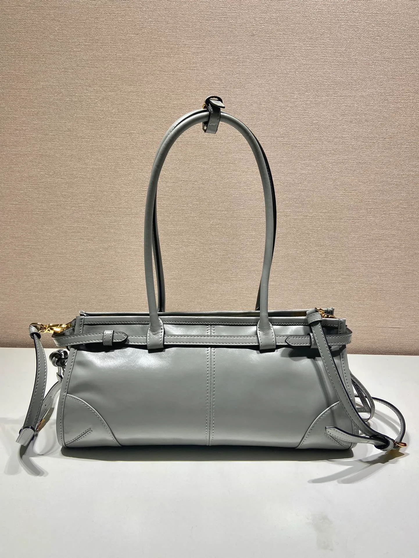 💰1840🎉LusSolf oil wax leather🎉1BA426 small size🎉🎉 This portable crossbody bag is made of imported oil wax leather. The shiny color exudes a classic atmosphere. It is equipped with a detachable and adjustable long shoulder strap, which is convenient for different occasions. It has a very large capacity and is easy to use. It is definitely a must-have for fashionistas. Hurry up and take this retro style handbag home! Length 32x Height 15.5x Bottom 12cm🎉🎉🎉👏👏👏