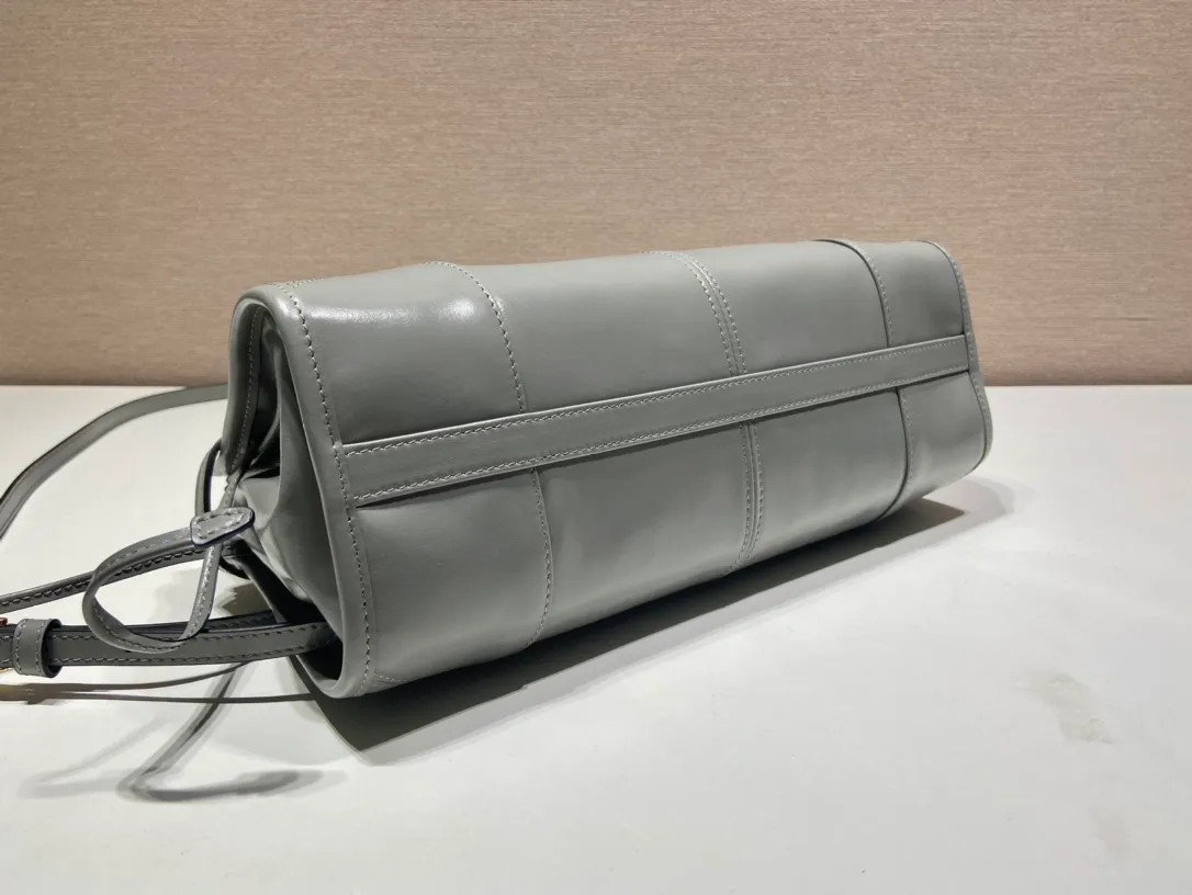 💰1840🎉LusSolf oil wax leather🎉1BA426 small size🎉🎉 This portable crossbody bag is made of imported oil wax leather. The shiny color exudes a classic atmosphere. It is equipped with a detachable and adjustable long shoulder strap, which is convenient for different occasions. It has a very large capacity and is easy to use. It is definitely a must-have for fashionistas. Hurry up and take this retro style handbag home! Length 32x Height 15.5x Bottom 12cm🎉🎉🎉👏👏👏