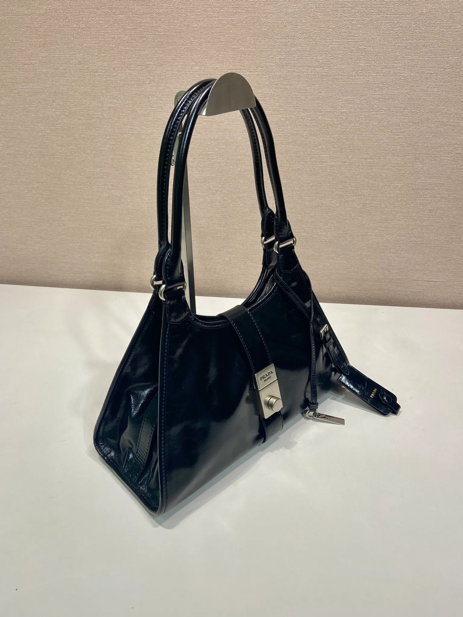 💰1700🎉New product🎉1BG563 spring and summer new model🎉🎉 This catwalk style is made of imported wax leather, top-grade hardware, the front panel is equipped with a buckle lock opening and closing, the capacity is large, it can be carried by hand or on the shoulder, and the upper body effect is very stylish. If you like babies, hurry up and get it🎉🎉 Length 30.5x Height 17.5x Bottom 9cm🎉🎉🎉💰💰💰
