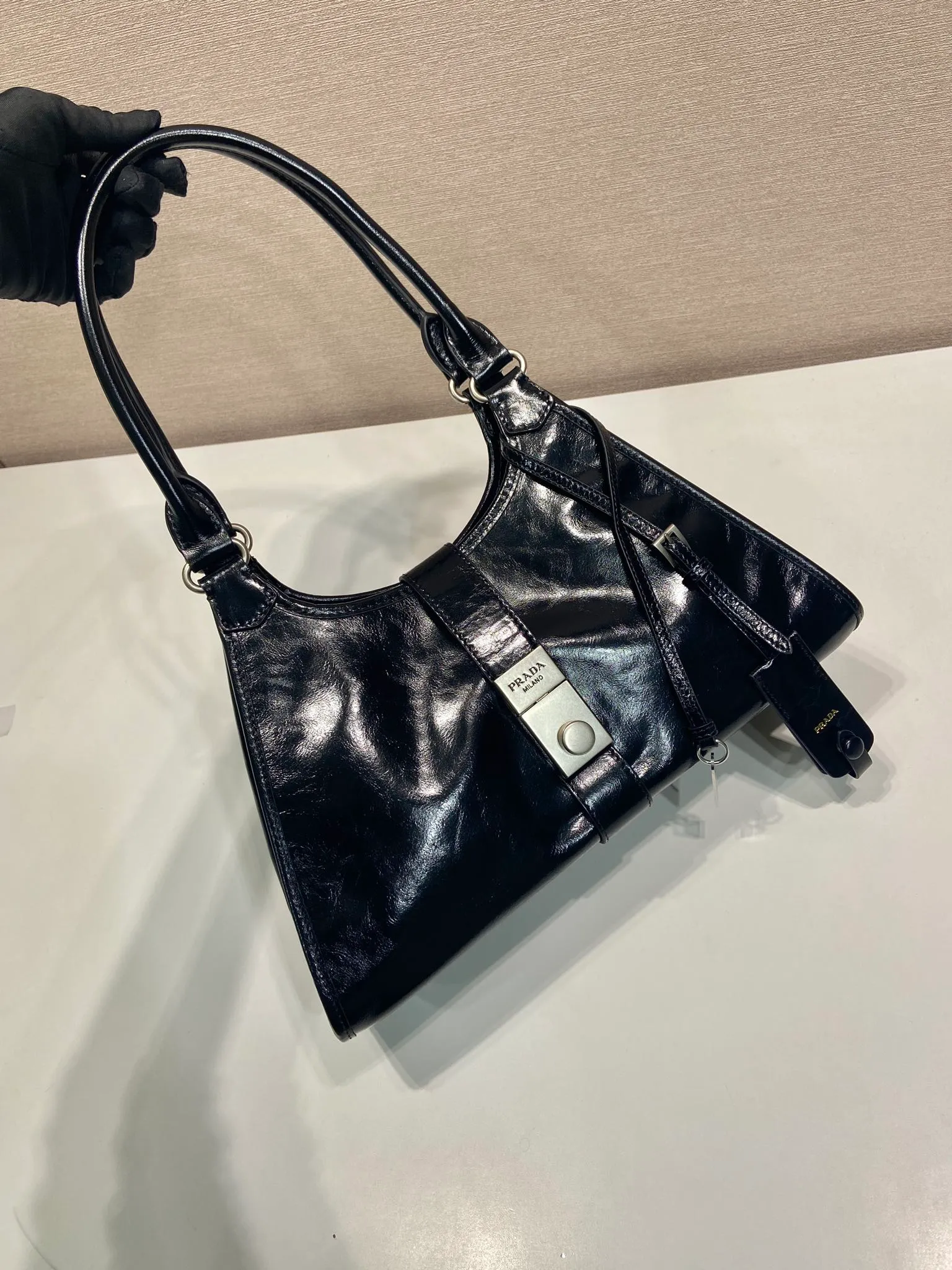 💰1700🎉New product🎉1BG563 spring and summer new model🎉🎉 This catwalk style is made of imported wax leather, top-grade hardware, the front panel is equipped with a buckle lock opening and closing, the capacity is large, it can be carried by hand or on the shoulder, and the upper body effect is very stylish. If you like babies, hurry up and get it🎉🎉 Length 30.5x Height 17.5x Bottom 9cm🎉🎉🎉💰💰💰