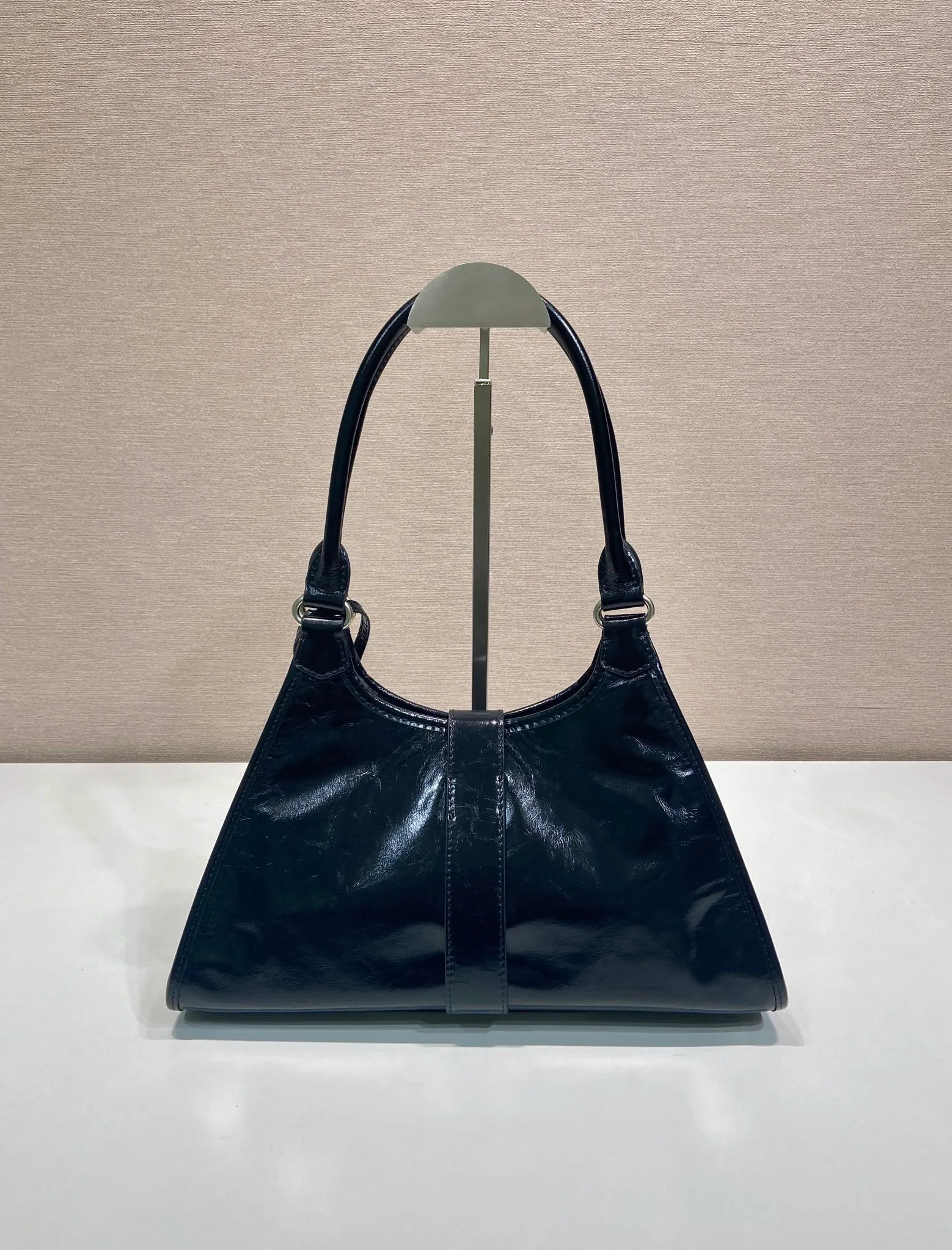💰1700🎉New product🎉1BG563 spring and summer new model🎉🎉 This catwalk style is made of imported wax leather, top-grade hardware, the front panel is equipped with a buckle lock opening and closing, the capacity is large, it can be carried by hand or on the shoulder, and the upper body effect is very stylish. If you like babies, hurry up and get it🎉🎉 Length 30.5x Height 17.5x Bottom 9cm🎉🎉🎉💰💰💰