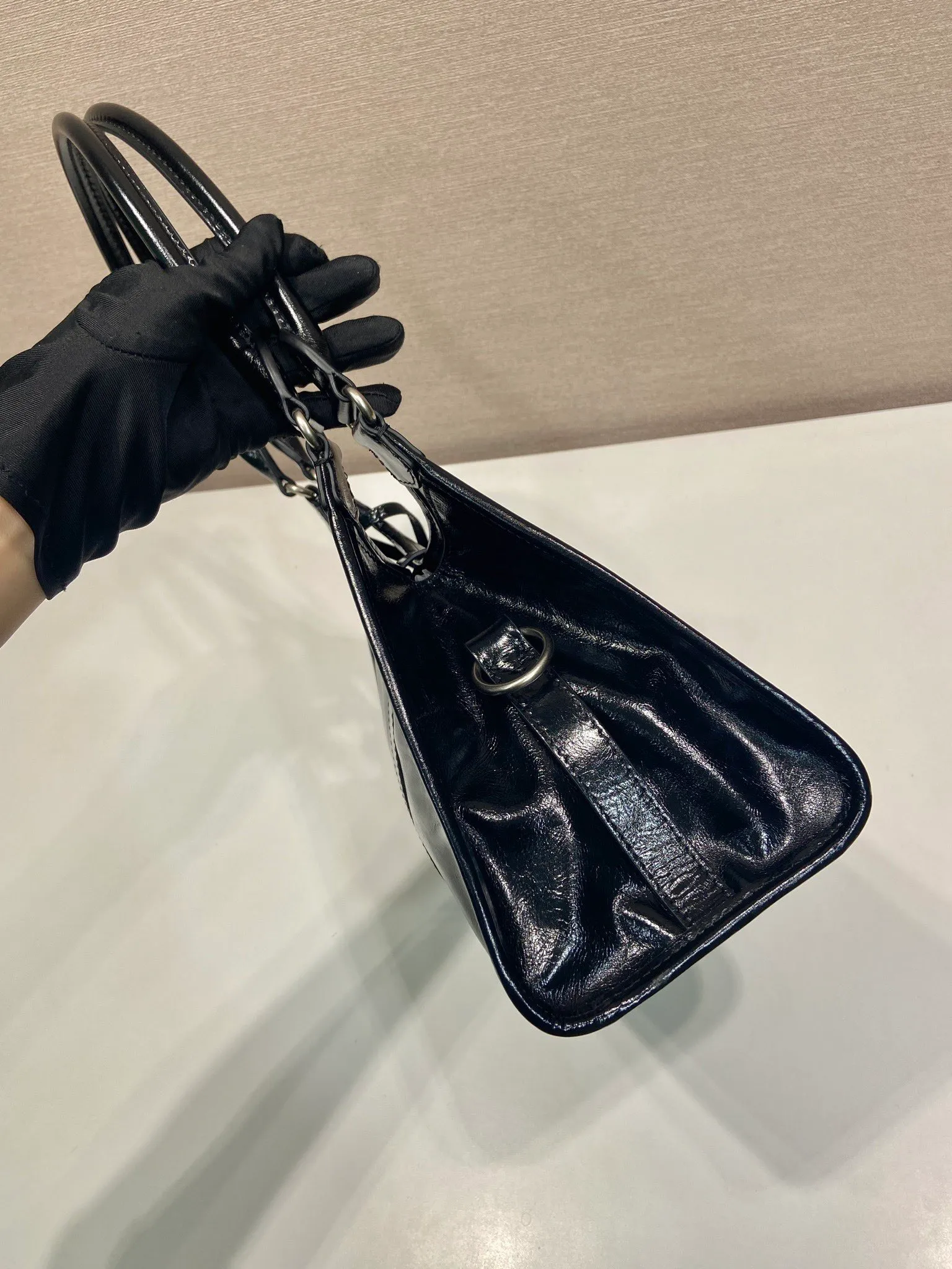 💰1700🎉New product🎉1BG563 spring and summer new model🎉🎉 This catwalk style is made of imported wax leather, top-grade hardware, the front panel is equipped with a buckle lock opening and closing, the capacity is large, it can be carried by hand or on the shoulder, and the upper body effect is very stylish. If you like babies, hurry up and get it🎉🎉 Length 30.5x Height 17.5x Bottom 9cm🎉🎉🎉💰💰💰