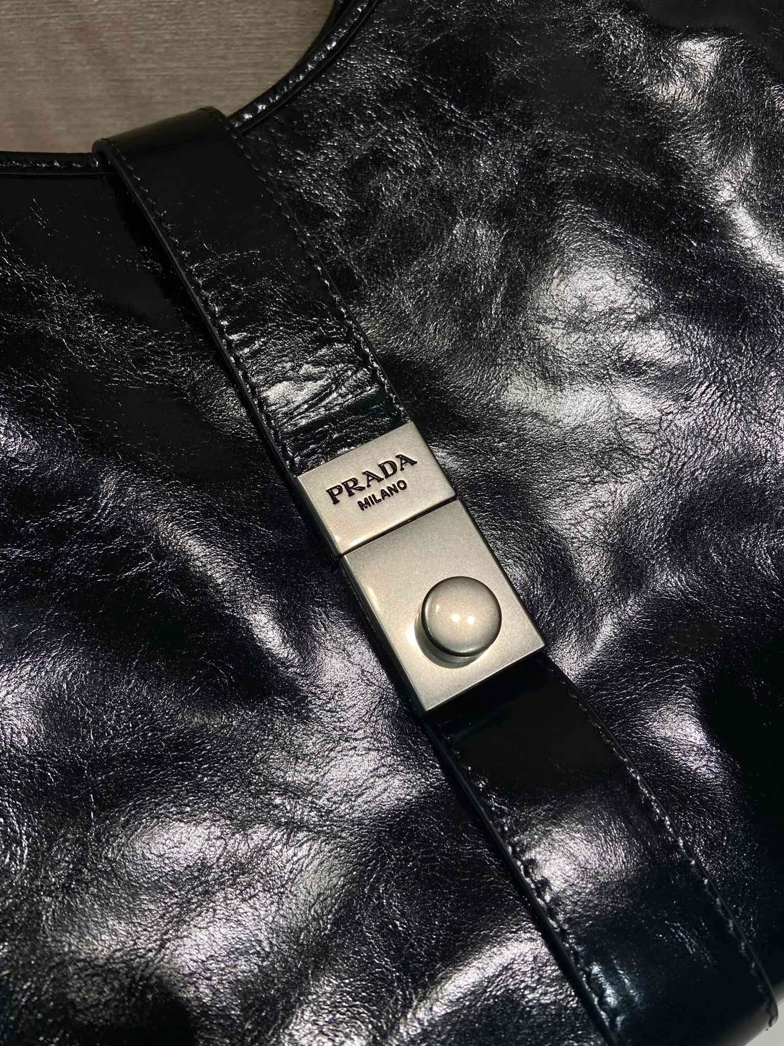 💰1700🎉New product🎉1BG563 spring and summer new model🎉🎉 This catwalk style is made of imported wax leather, top-grade hardware, the front panel is equipped with a buckle lock opening and closing, the capacity is large, it can be carried by hand or on the shoulder, and the upper body effect is very stylish. If you like babies, hurry up and get it🎉🎉 Length 30.5x Height 17.5x Bottom 9cm🎉🎉🎉💰💰💰