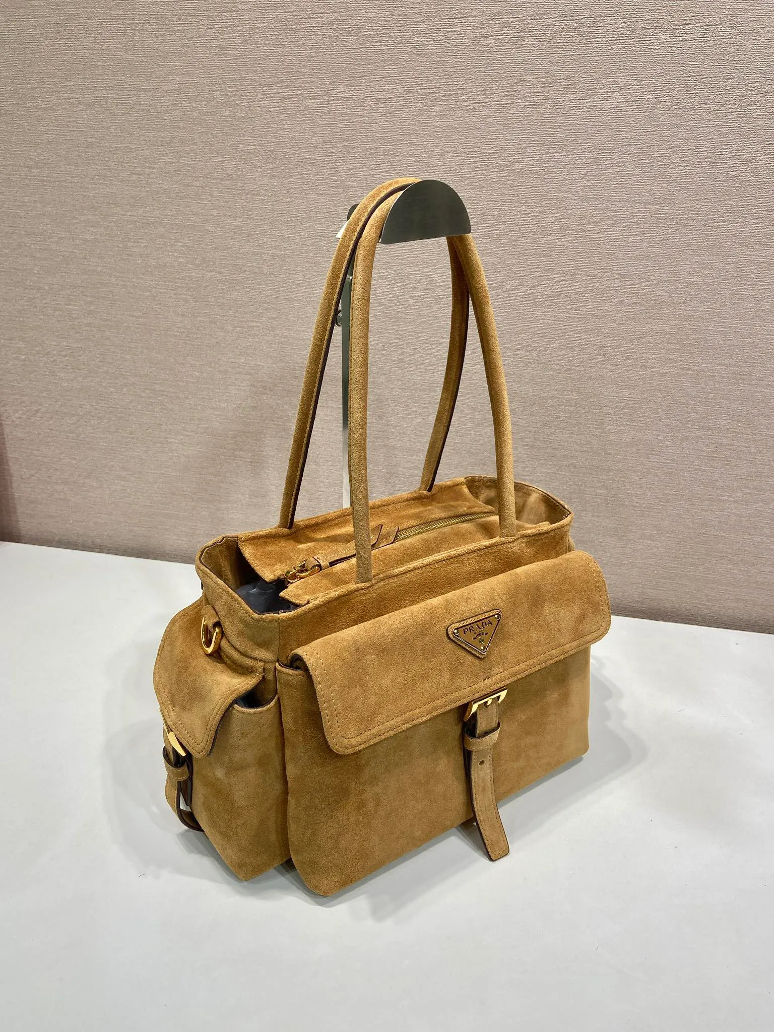 💰1520🎉New handbag🎉1BG596 suede leather🎉🎉 This handbag is made of imported suede leather fabric and top-grade hardware. Designed in hand-held suede leather, it is equipped with a detachable long shoulder strap, which can be carried on the shoulder/handheld/cross-body/cross-body. It is equipped with multiple pockets. It is very functional and has large capacity. It is perfect. It is another popular style that will never go out of style. Get it now🎉🎉 Length 31x Height 17x Bottom 11cm🎉🎉🎉💰💰💰