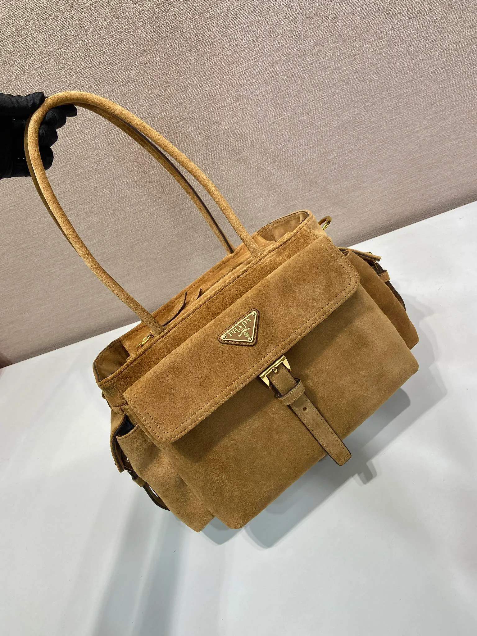 💰1520🎉New handbag🎉1BG596 suede leather🎉🎉 This handbag is made of imported suede leather fabric and top-grade hardware. Designed in hand-held suede leather, it is equipped with a detachable long shoulder strap, which can be carried on the shoulder/handheld/cross-body/cross-body. It is equipped with multiple pockets. It is very functional and has large capacity. It is perfect. It is another popular style that will never go out of style. Get it now🎉🎉 Length 31x Height 17x Bottom 11cm🎉🎉🎉💰💰💰