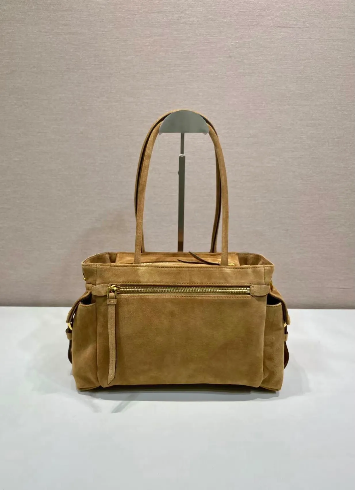 💰1520🎉New handbag🎉1BG596 suede leather🎉🎉 This handbag is made of imported suede leather fabric and top-grade hardware. Designed in hand-held suede leather, it is equipped with a detachable long shoulder strap, which can be carried on the shoulder/handheld/cross-body/cross-body. It is equipped with multiple pockets. It is very functional and has large capacity. It is perfect. It is another popular style that will never go out of style. Get it now🎉🎉 Length 31x Height 17x Bottom 11cm🎉🎉🎉💰💰💰