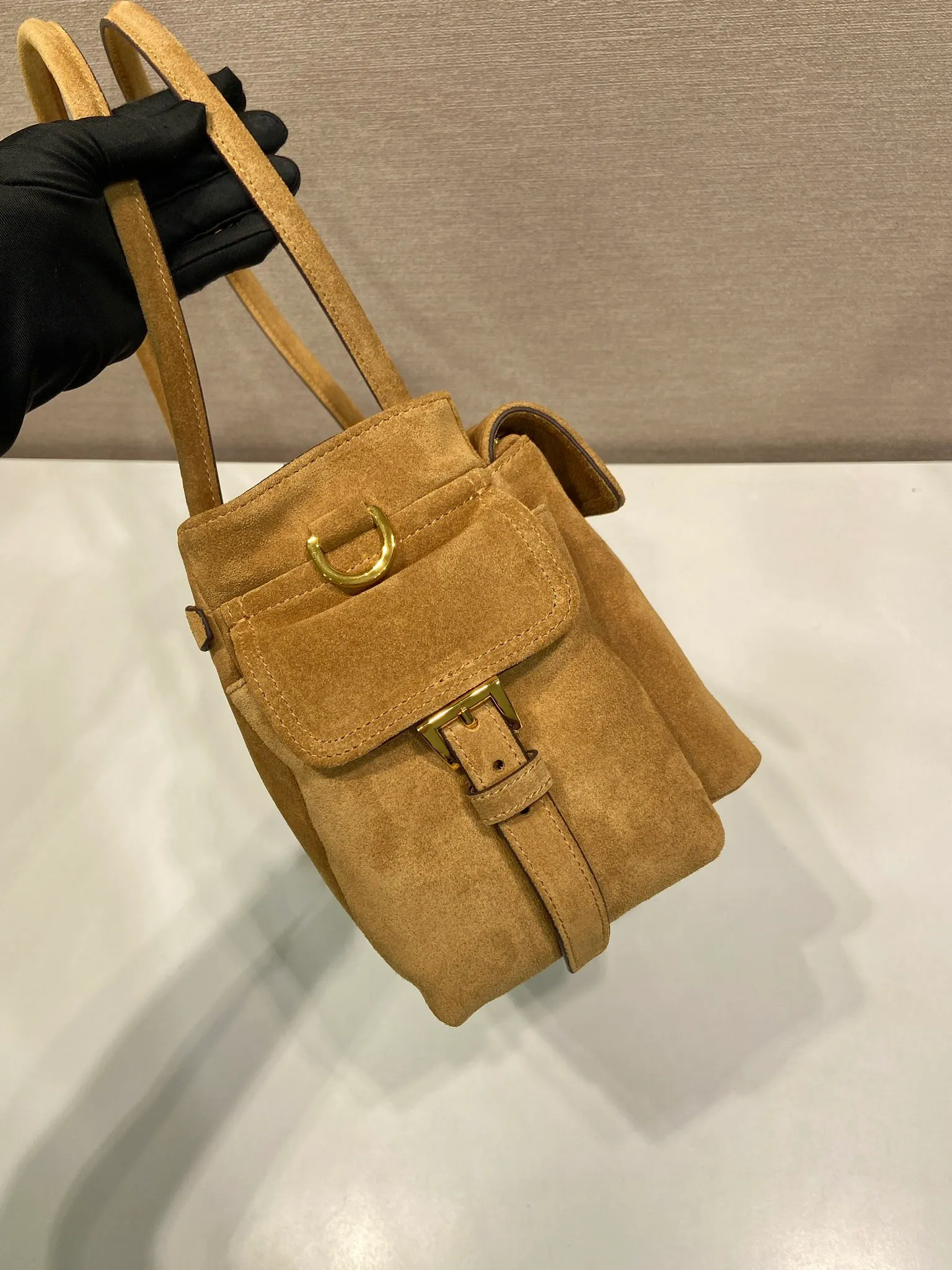 💰1520🎉New handbag🎉1BG596 suede leather🎉🎉 This handbag is made of imported suede leather fabric and top-grade hardware. Designed in hand-held suede leather, it is equipped with a detachable long shoulder strap, which can be carried on the shoulder/handheld/cross-body/cross-body. It is equipped with multiple pockets. It is very functional and has large capacity. It is perfect. It is another popular style that will never go out of style. Get it now🎉🎉 Length 31x Height 17x Bottom 11cm🎉🎉🎉💰💰💰