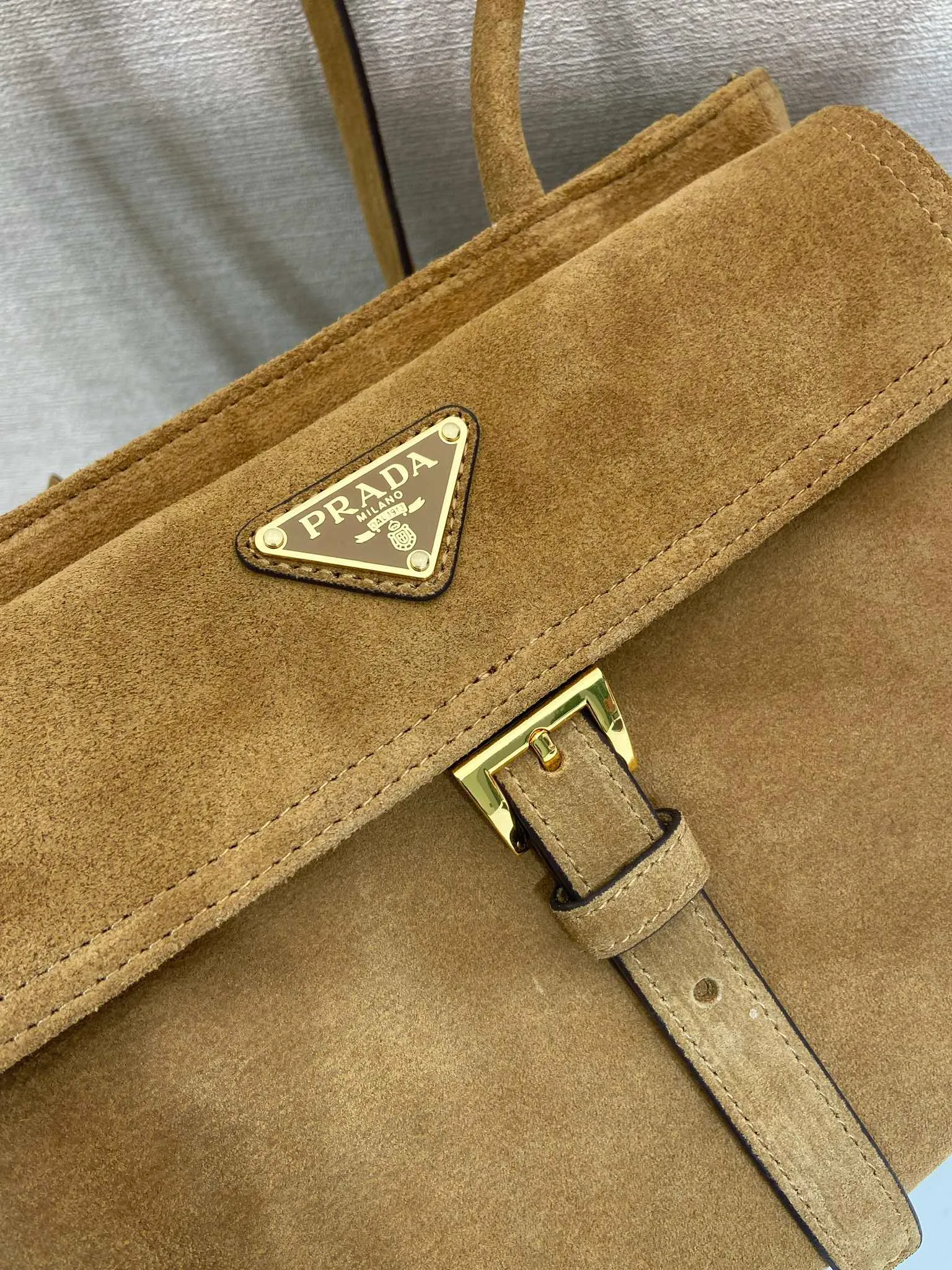 💰1520🎉New handbag🎉1BG596 suede leather🎉🎉 This handbag is made of imported suede leather fabric and top-grade hardware. Designed in hand-held suede leather, it is equipped with a detachable long shoulder strap, which can be carried on the shoulder/handheld/cross-body/cross-body. It is equipped with multiple pockets. It is very functional and has large capacity. It is perfect. It is another popular style that will never go out of style. Get it now🎉🎉 Length 31x Height 17x Bottom 11cm🎉🎉🎉💰💰💰