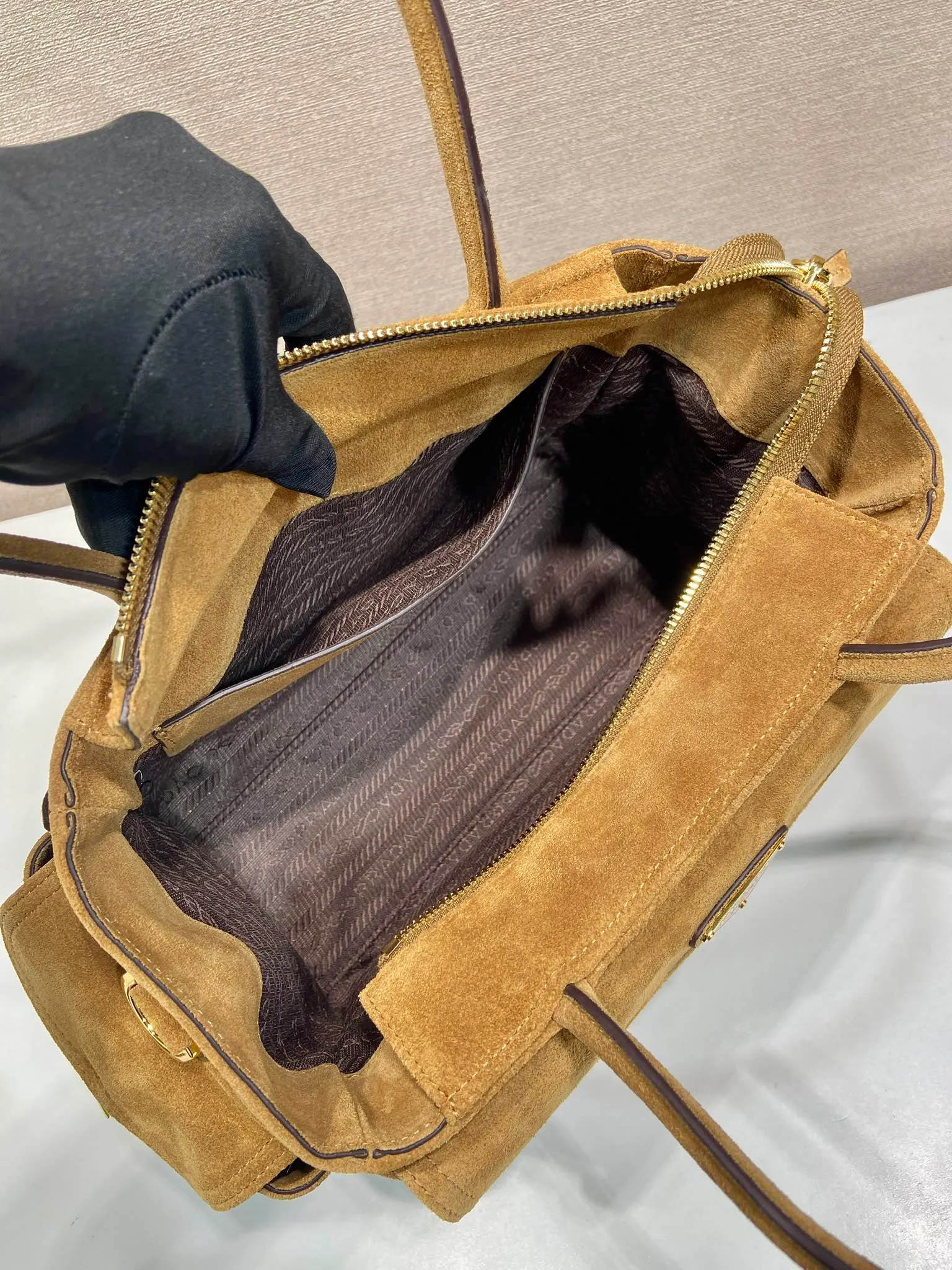 💰1520🎉New handbag🎉1BG596 suede leather🎉🎉 This handbag is made of imported suede leather fabric and top-grade hardware. Designed in hand-held suede leather, it is equipped with a detachable long shoulder strap, which can be carried on the shoulder/handheld/cross-body/cross-body. It is equipped with multiple pockets. It is very functional and has large capacity. It is perfect. It is another popular style that will never go out of style. Get it now🎉🎉 Length 31x Height 17x Bottom 11cm🎉🎉🎉💰💰💰