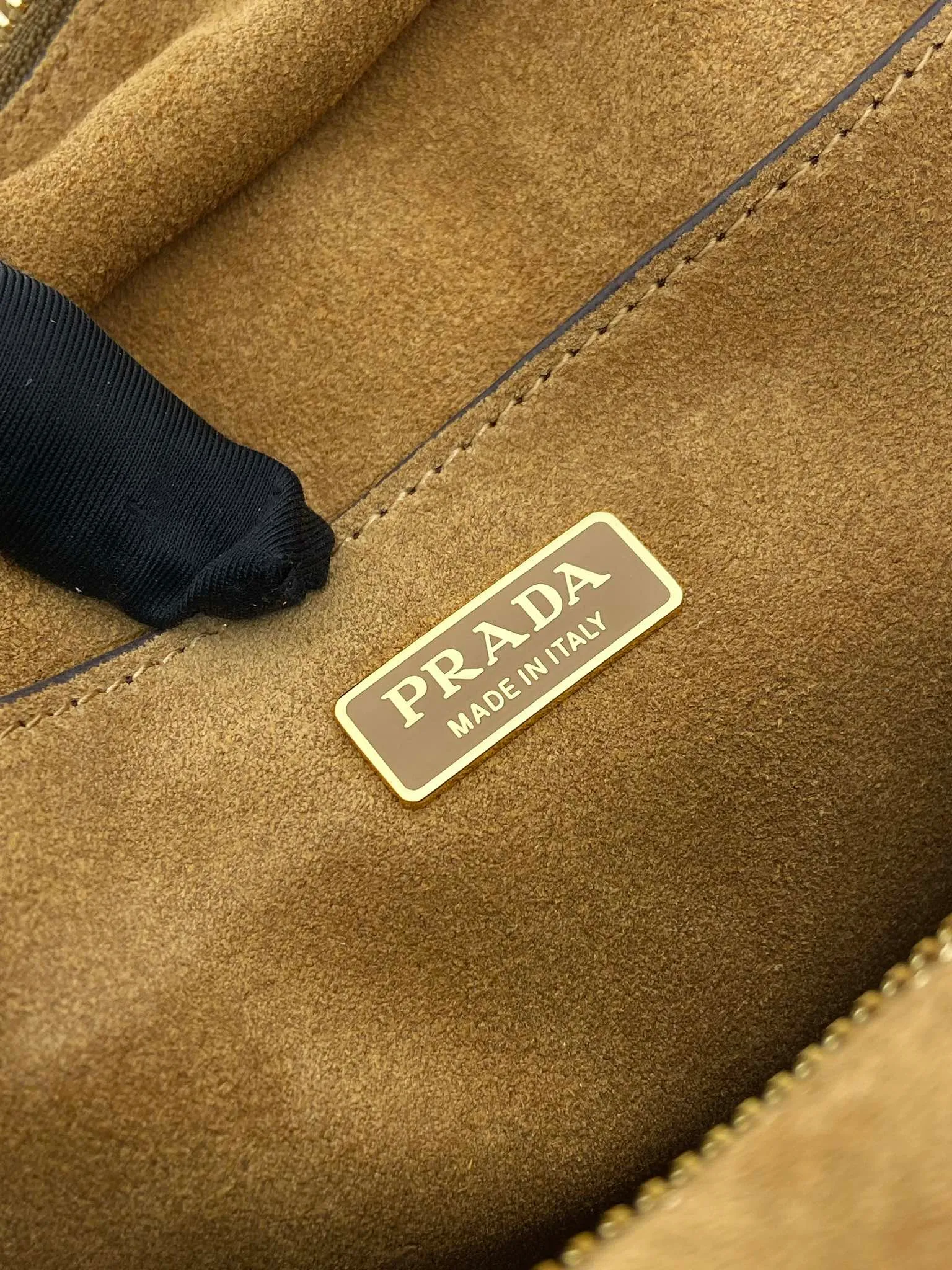 💰1520🎉New handbag🎉1BG596 suede leather🎉🎉 This handbag is made of imported suede leather fabric and top-grade hardware. Designed in hand-held suede leather, it is equipped with a detachable long shoulder strap, which can be carried on the shoulder/handheld/cross-body/cross-body. It is equipped with multiple pockets. It is very functional and has large capacity. It is perfect. It is another popular style that will never go out of style. Get it now🎉🎉 Length 31x Height 17x Bottom 11cm🎉🎉🎉💰💰💰