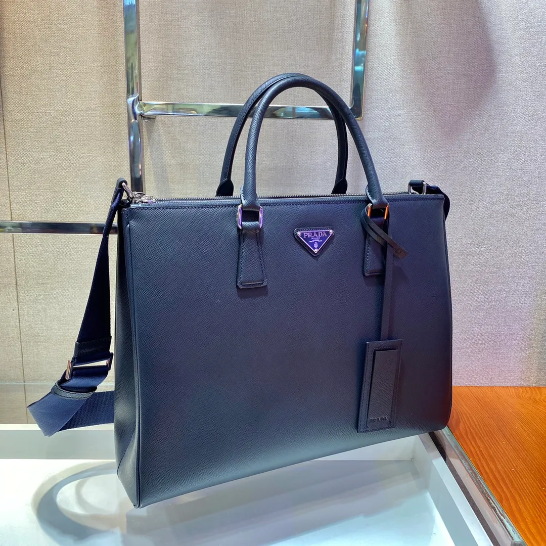 💰2100🎉Men's Killer Bag🎉2VG061, the new leather tote bag is equipped with a large internal compartment and nylon shoulder strap, presenting a modern and masculine style. Material of calfskin, polished stainless steel metal accessories, open main compartment, equipped with two zipper pockets and two mobile phone pockets, two zipper compartments, detachable and adjustable nylon shoulder strap, elegant and fashionable, the pursuit of trendy men🙊, get it now, it is a classic men's style that will never go out of style😘😘 Length 39x height 29x bottom 9cm