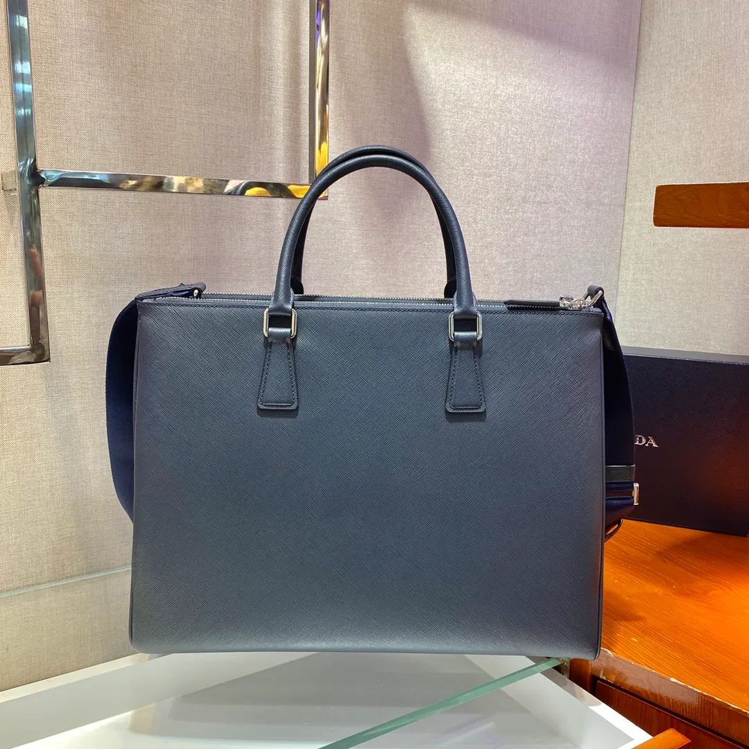 💰2100🎉Men's Killer Bag🎉2VG061, the new leather tote bag is equipped with a large internal compartment and nylon shoulder strap, presenting a modern and masculine style. Material of calfskin, polished stainless steel metal accessories, open main compartment, equipped with two zipper pockets and two mobile phone pockets, two zipper compartments, detachable and adjustable nylon shoulder strap, elegant and fashionable, the pursuit of trendy men🙊, get it now, it is a classic men's style that will never go out of style😘😘 Length 39x height 29x bottom 9cm