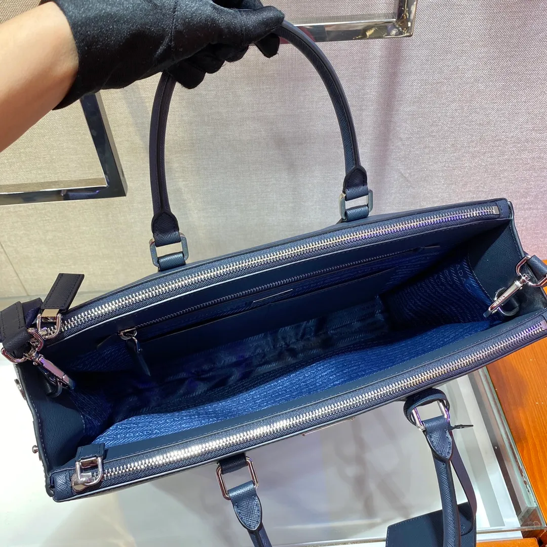 💰2100🎉Men's Killer Bag🎉2VG061, the new leather tote bag is equipped with a large internal compartment and nylon shoulder strap, presenting a modern and masculine style. Material of calfskin, polished stainless steel metal accessories, open main compartment, equipped with two zipper pockets and two mobile phone pockets, two zipper compartments, detachable and adjustable nylon shoulder strap, elegant and fashionable, the pursuit of trendy men🙊, get it now, it is a classic men's style that will never go out of style😘😘 Length 39x height 29x bottom 9cm