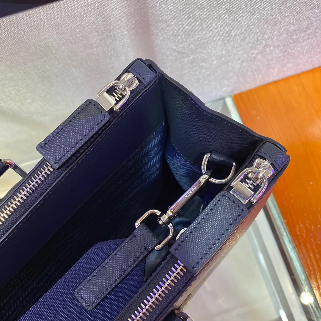 💰2100🎉Men's Killer Bag🎉2VG061, the new leather tote bag is equipped with a large internal compartment and nylon shoulder strap, presenting a modern and masculine style. Material of calfskin, polished stainless steel metal accessories, open main compartment, equipped with two zipper pockets and two mobile phone pockets, two zipper compartments, detachable and adjustable nylon shoulder strap, elegant and fashionable, the pursuit of trendy men🙊, get it now, it is a classic men's style that will never go out of style😘😘 Length 39x height 29x bottom 9cm