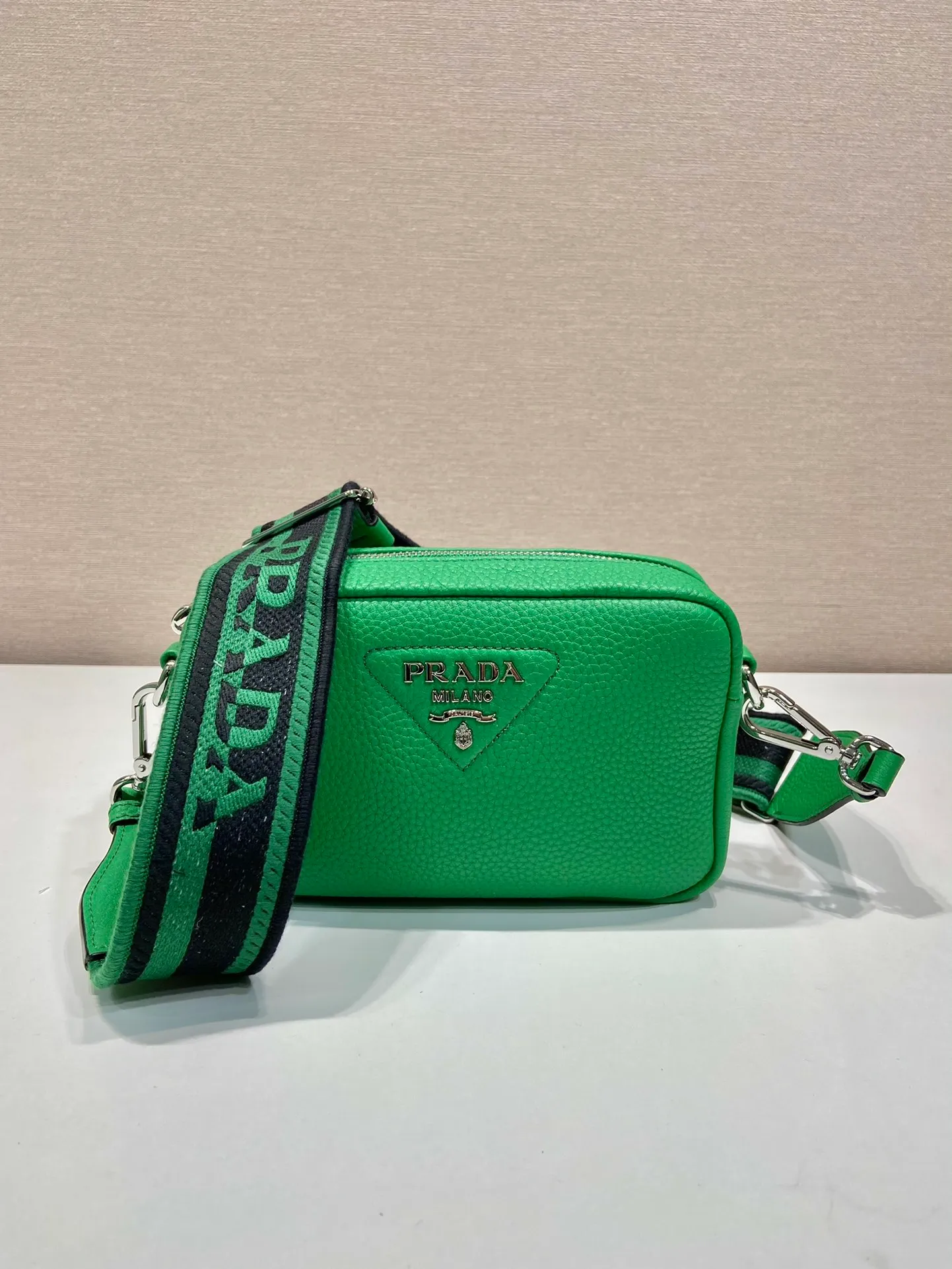 💰1600🎉New double shoulder strap🎉1BH192 single layer small size🎉 This single layer double shoulder strap is made of imported deerskin grain cowhide and equipped with two interchangeable and adjustable long shoulder straps. The combination of fabric webbing and cowhide is perfect😘, versatile for mixing and matching different clothes on different occasions😘, large capacity, super soft feel🎉Hurry up and get it🎉 Length 19x Height 12x Bottom 6cm🎉🎉🎉👏👏👏