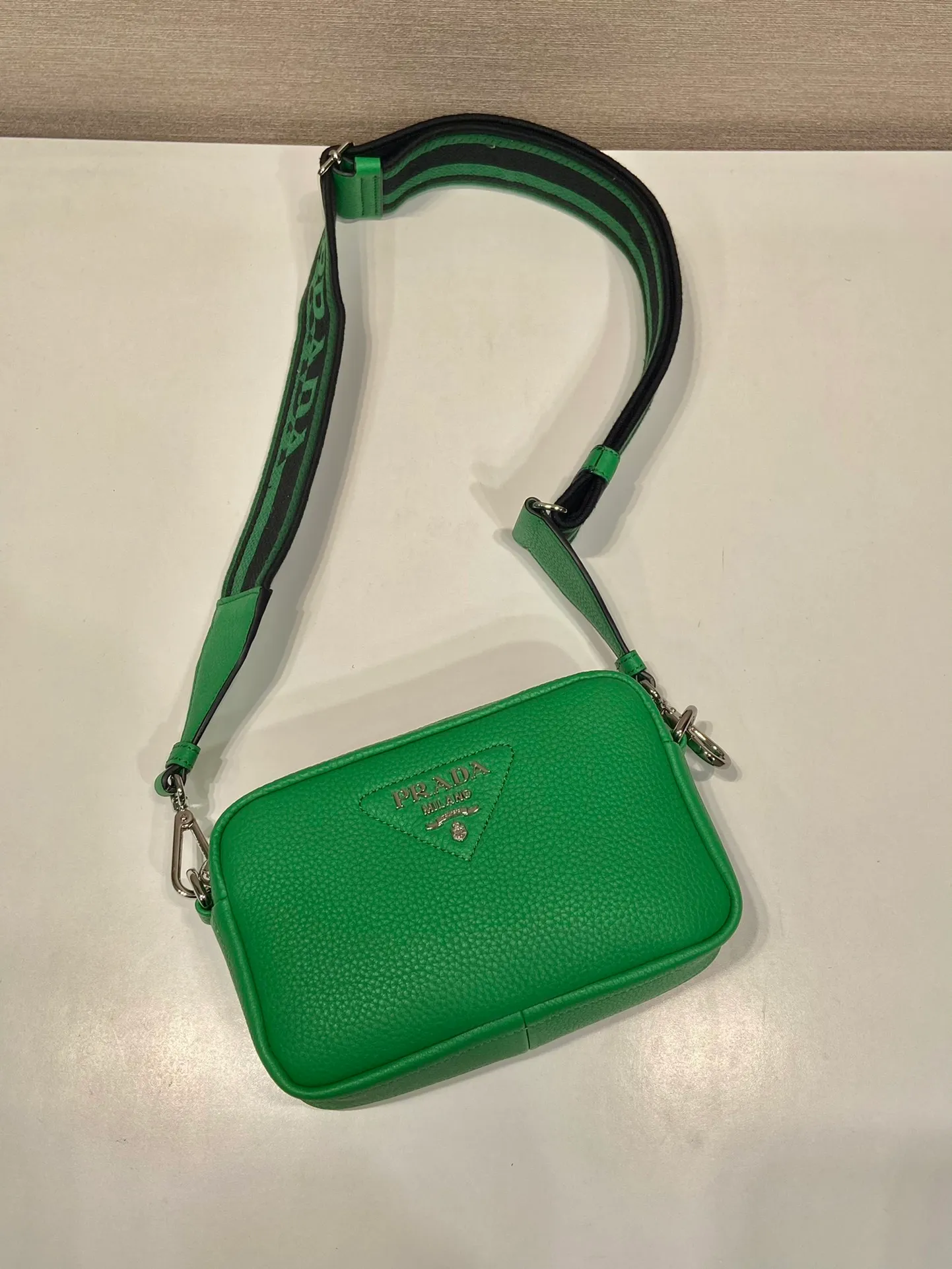💰1600🎉New double shoulder strap🎉1BH192 single layer small size🎉 This single layer double shoulder strap is made of imported deerskin grain cowhide and equipped with two interchangeable and adjustable long shoulder straps. The combination of fabric webbing and cowhide is perfect😘, versatile for mixing and matching different clothes on different occasions😘, large capacity, super soft feel🎉Hurry up and get it🎉 Length 19x Height 12x Bottom 6cm🎉🎉🎉👏👏👏