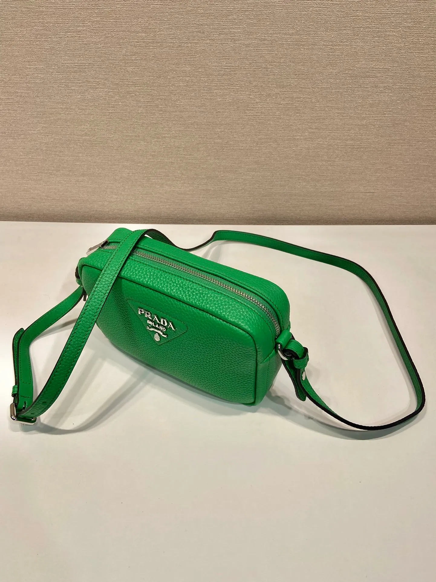 💰1600🎉New double shoulder strap🎉1BH192 single layer small size🎉 This single layer double shoulder strap is made of imported deerskin grain cowhide and equipped with two interchangeable and adjustable long shoulder straps. The combination of fabric webbing and cowhide is perfect😘, versatile for mixing and matching different clothes on different occasions😘, large capacity, super soft feel🎉Hurry up and get it🎉 Length 19x Height 12x Bottom 6cm🎉🎉🎉👏👏👏