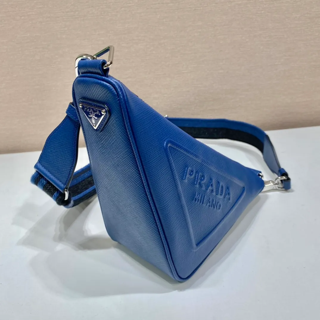 💰1520🎉Embroidered webbing triangle bag🎉2VH155🎉🎉 This triangle bag captures the symbolic geometric shape of the P family. It is made of the brand's iconic Saffiano leather, showing unique cross-parallel features and a large embossed triangle logo. My favorite is this webbing embroidered shoulder strap😘It can be detached to match other bags. The capacity is very large and the feel must be soft👏👏Universal model for men and women🎉🎉, perfect, hurry up and get it🎉🎉 Length 28x Height 18x ​​Bottom 11cm🎉🎉🎉👏👏👏