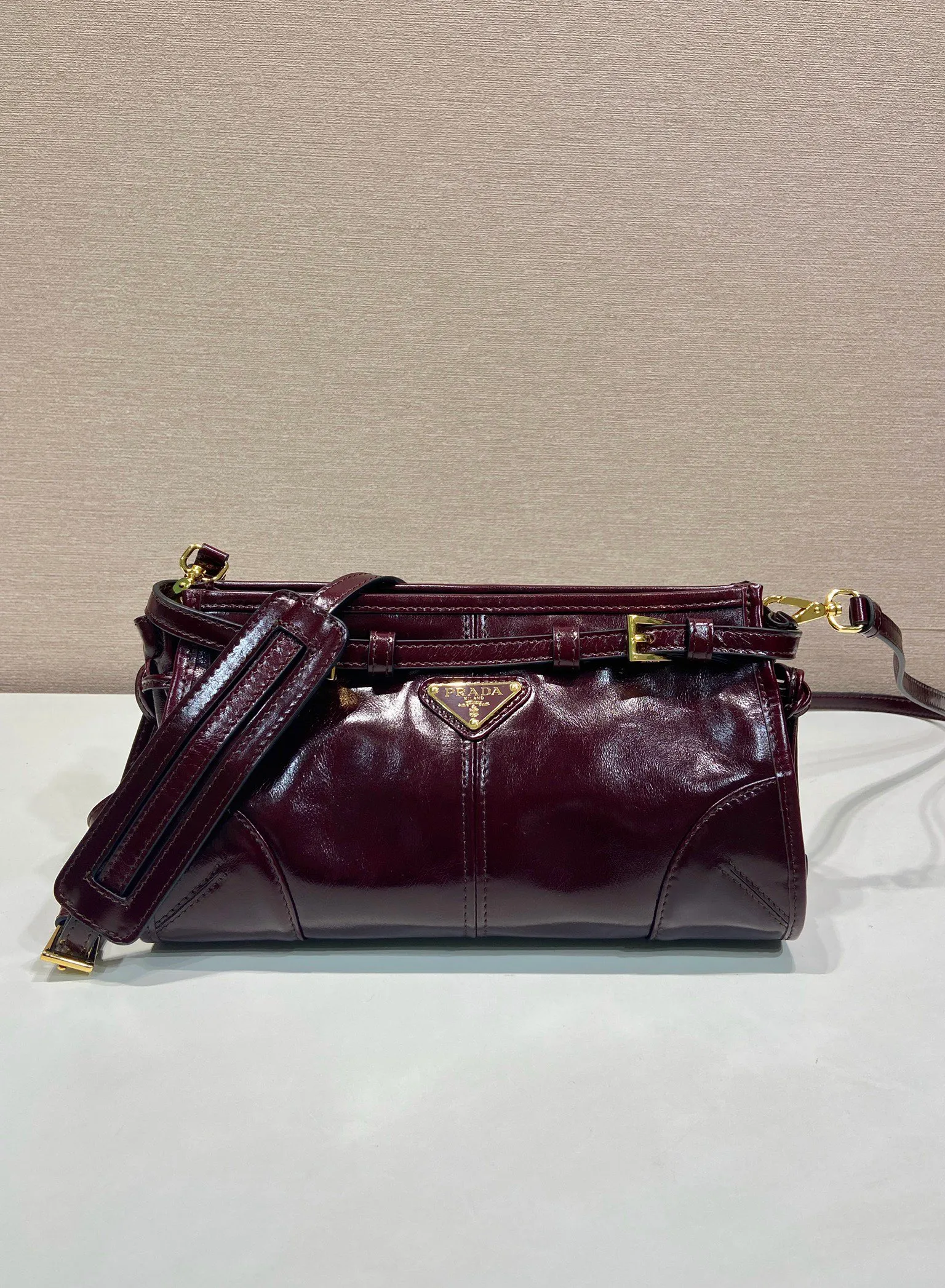 💰1640🎉LusSolf oil wax leather🎉1BA215 crossbody bag🎉 This crossbody bag is made of imported oil wax leather. The shiny color exudes a classic atmosphere. It is equipped with a detachable and adjustable long shoulder strap, which is convenient for shoulder and crossbody carry. It has a very large capacity and is easy to use. It is definitely a must-have for fashionistas. Hurry up and take this retro style crossbody bag home! Length 26x height 14x base 12cm🎉🎉🎉👏👏👏