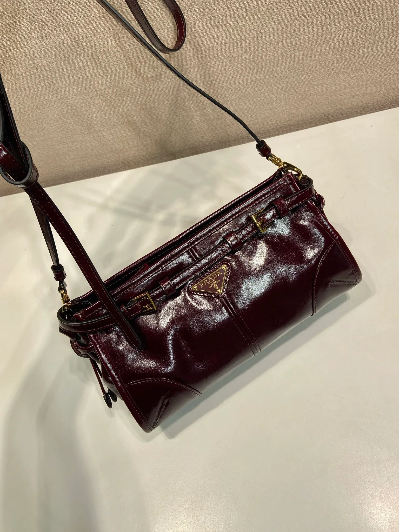 💰1640🎉LusSolf oil wax leather🎉1BA215 crossbody bag🎉 This crossbody bag is made of imported oil wax leather. The shiny color exudes a classic atmosphere. It is equipped with a detachable and adjustable long shoulder strap, which is convenient for shoulder and crossbody carry. It has a very large capacity and is easy to use. It is definitely a must-have for fashionistas. Hurry up and take this retro style crossbody bag home! Length 26x height 14x base 12cm🎉🎉🎉👏👏👏