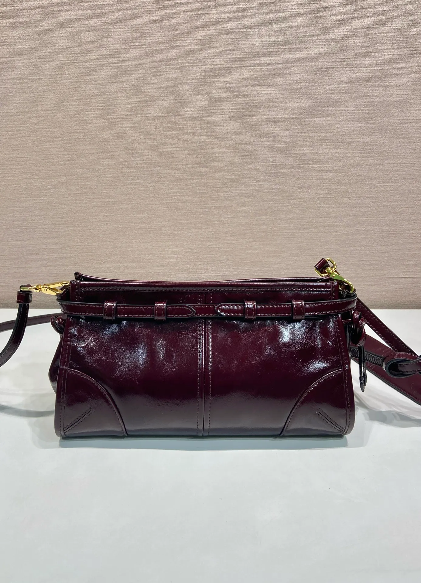 💰1640🎉LusSolf oil wax leather🎉1BA215 crossbody bag🎉 This crossbody bag is made of imported oil wax leather. The shiny color exudes a classic atmosphere. It is equipped with a detachable and adjustable long shoulder strap, which is convenient for shoulder and crossbody carry. It has a very large capacity and is easy to use. It is definitely a must-have for fashionistas. Hurry up and take this retro style crossbody bag home! Length 26x height 14x base 12cm🎉🎉🎉👏👏👏