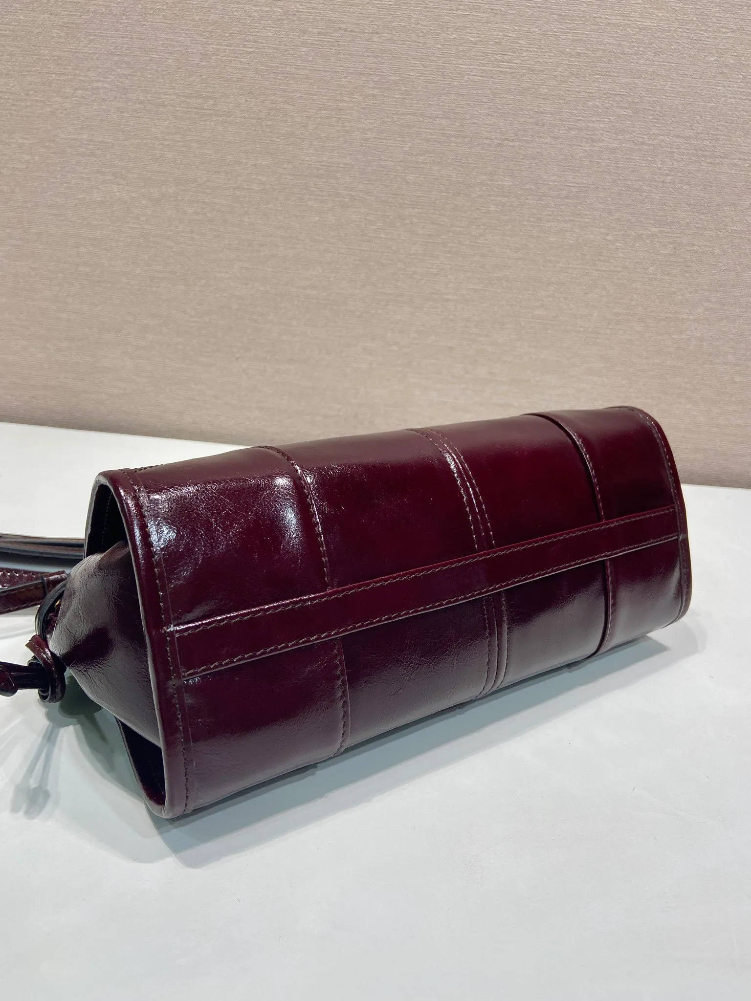 💰1640🎉LusSolf oil wax leather🎉1BA215 crossbody bag🎉 This crossbody bag is made of imported oil wax leather. The shiny color exudes a classic atmosphere. It is equipped with a detachable and adjustable long shoulder strap, which is convenient for shoulder and crossbody carry. It has a very large capacity and is easy to use. It is definitely a must-have for fashionistas. Hurry up and take this retro style crossbody bag home! Length 26x height 14x base 12cm🎉🎉🎉👏👏👏