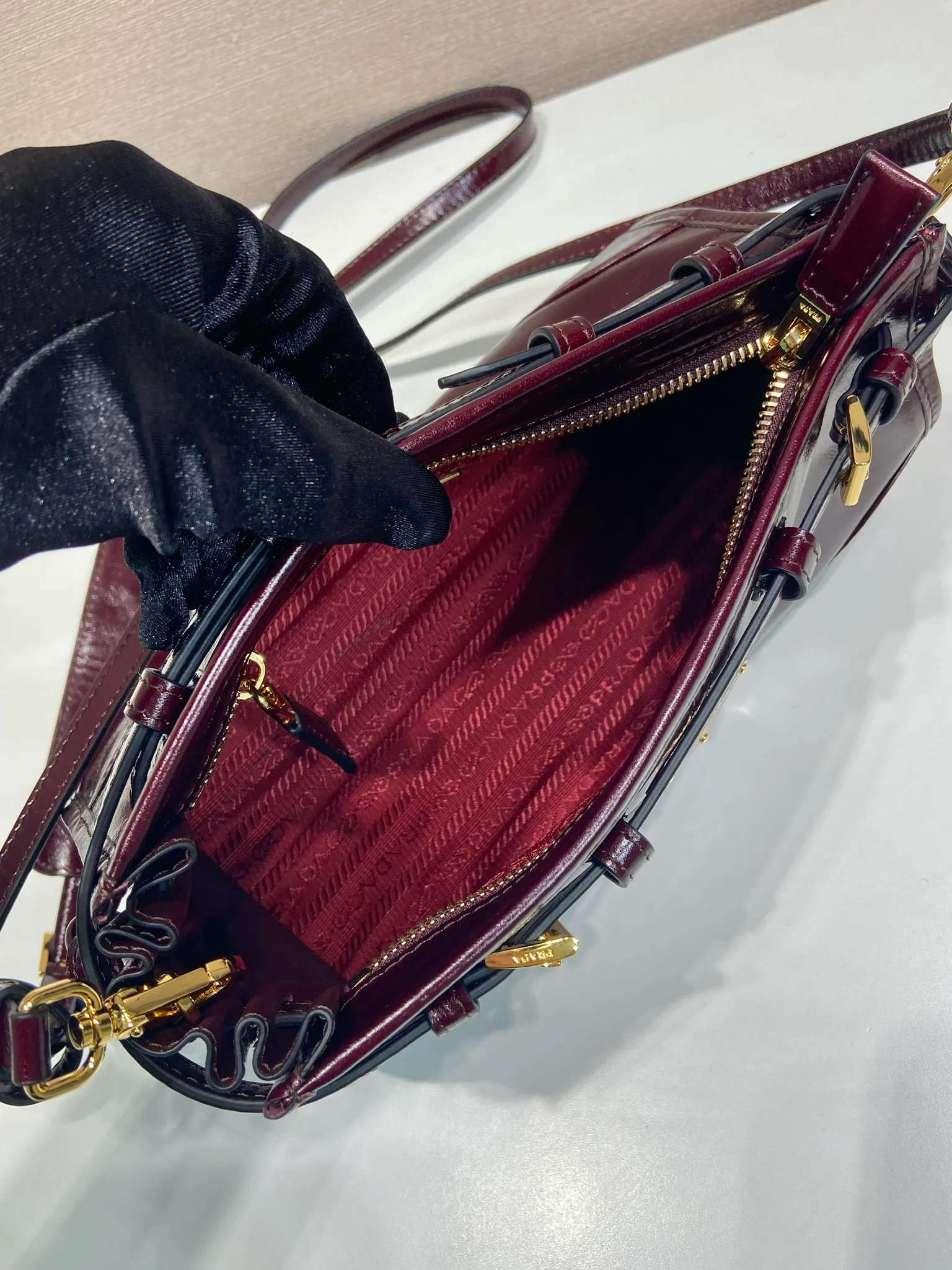 💰1640🎉LusSolf oil wax leather🎉1BA215 crossbody bag🎉 This crossbody bag is made of imported oil wax leather. The shiny color exudes a classic atmosphere. It is equipped with a detachable and adjustable long shoulder strap, which is convenient for shoulder and crossbody carry. It has a very large capacity and is easy to use. It is definitely a must-have for fashionistas. Hurry up and take this retro style crossbody bag home! Length 26x height 14x base 12cm🎉🎉🎉👏👏👏