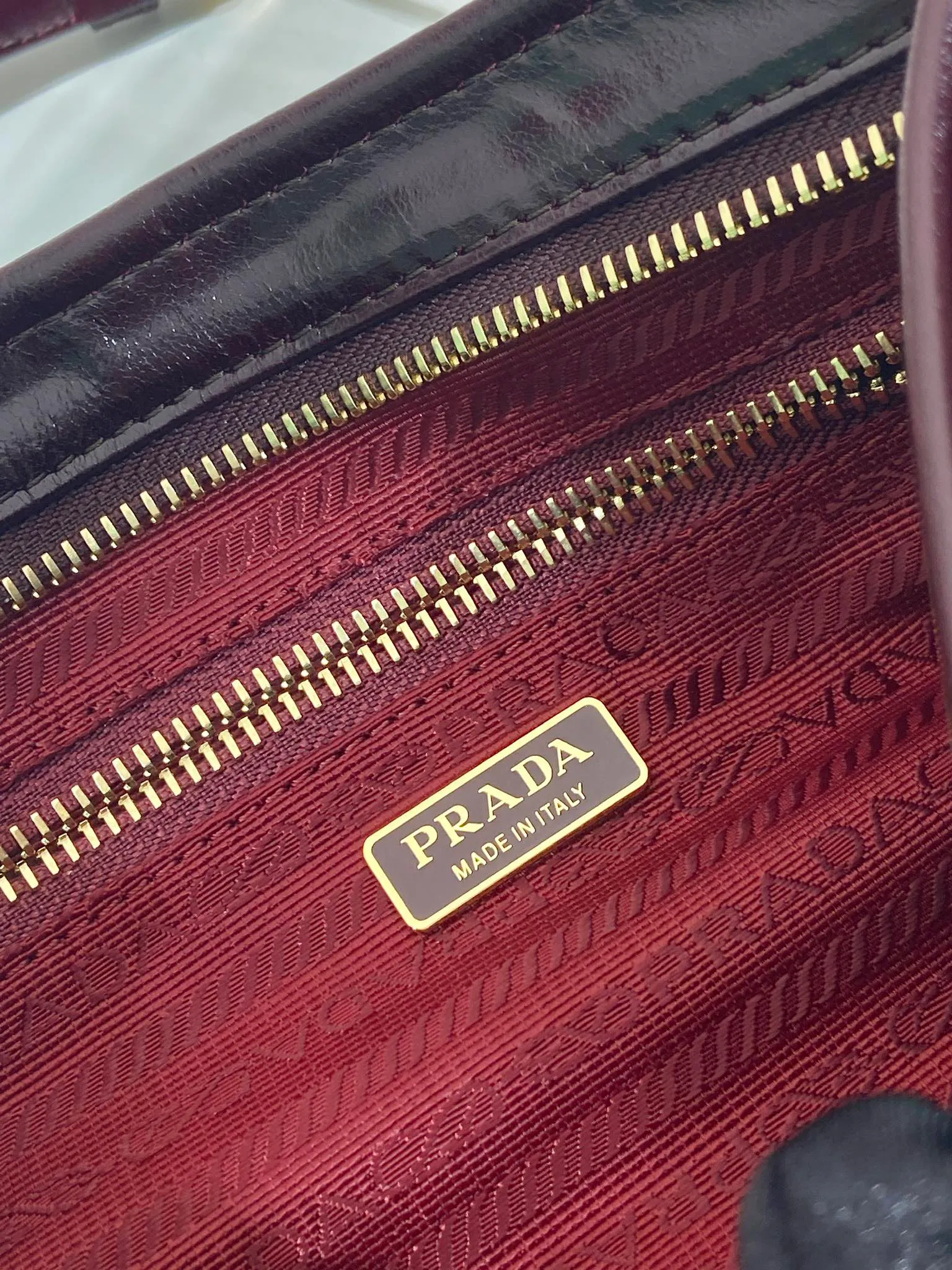 💰1640🎉LusSolf oil wax leather🎉1BA215 crossbody bag🎉 This crossbody bag is made of imported oil wax leather. The shiny color exudes a classic atmosphere. It is equipped with a detachable and adjustable long shoulder strap, which is convenient for shoulder and crossbody carry. It has a very large capacity and is easy to use. It is definitely a must-have for fashionistas. Hurry up and take this retro style crossbody bag home! Length 26x height 14x base 12cm🎉🎉🎉👏👏👏