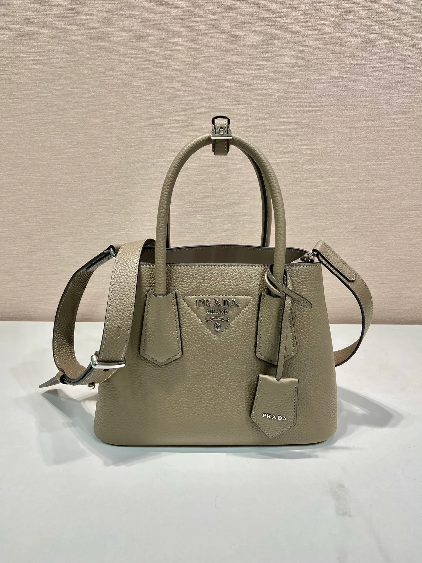 💰1900🎉New shopping bag🎉1BG443 deerskin pattern🎉🎉 This Double handbag is presented in a novel mini version, combining functionality and exquisite style. It is made of imported cowhide and deerskin texture new material, with imported lambskin inside. It feels super soft, top-grade hardware, and the detachable shoulder strap is suitable for shoulder or cross-body wear. Simple and elegant, if you like babies, hurry up and get it🎉🎉 Length 25x Height 18.5x Bottom 12.5cm🎉🎉🎉👏👏👏