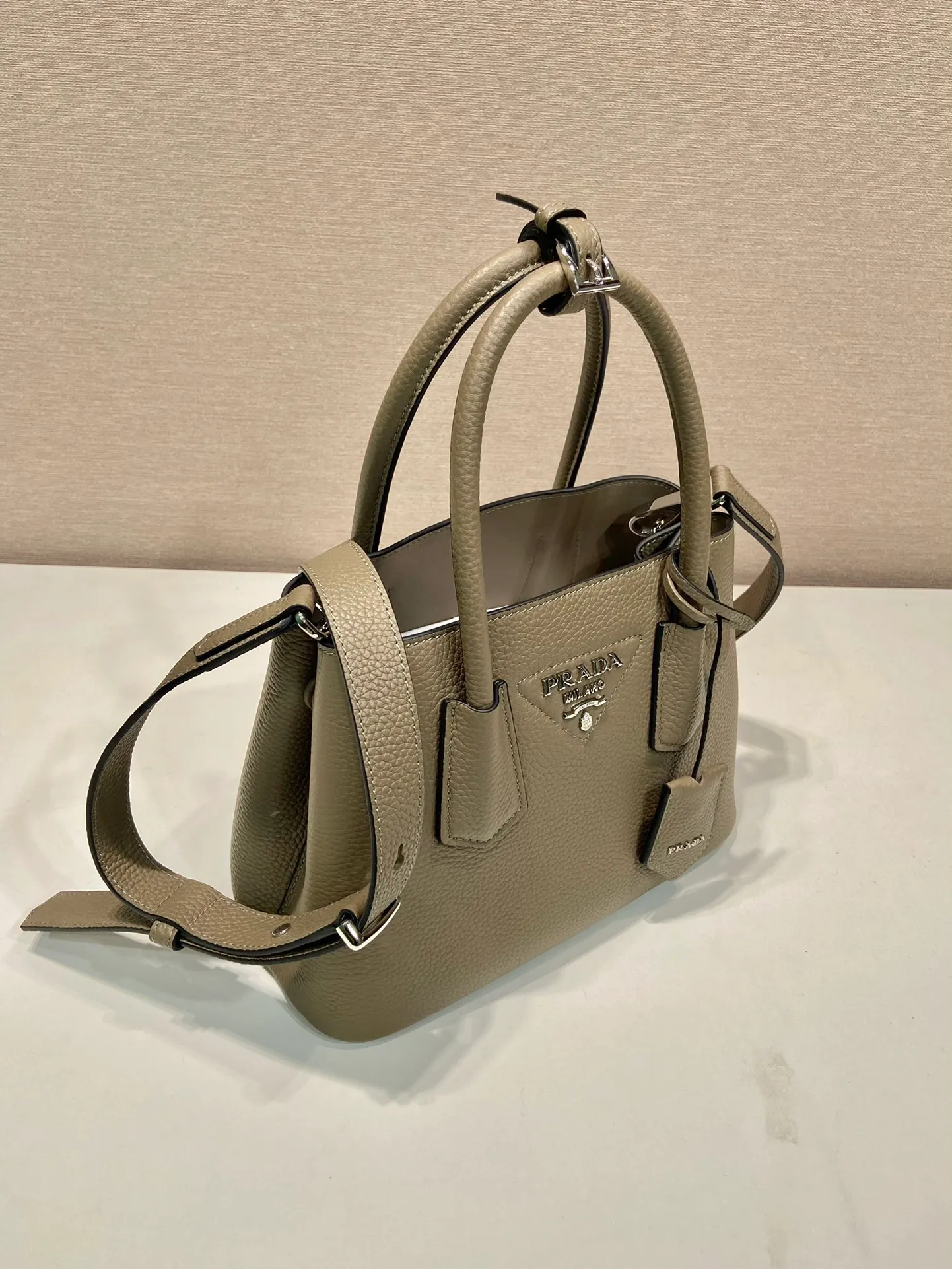 💰1900🎉New shopping bag🎉1BG443 deerskin pattern🎉🎉 This Double handbag is presented in a novel mini version, combining functionality and exquisite style. It is made of imported cowhide and deerskin texture new material, with imported lambskin inside. It feels super soft, top-grade hardware, and the detachable shoulder strap is suitable for shoulder or cross-body wear. Simple and elegant, if you like babies, hurry up and get it🎉🎉 Length 25x Height 18.5x Bottom 12.5cm🎉🎉🎉👏👏👏