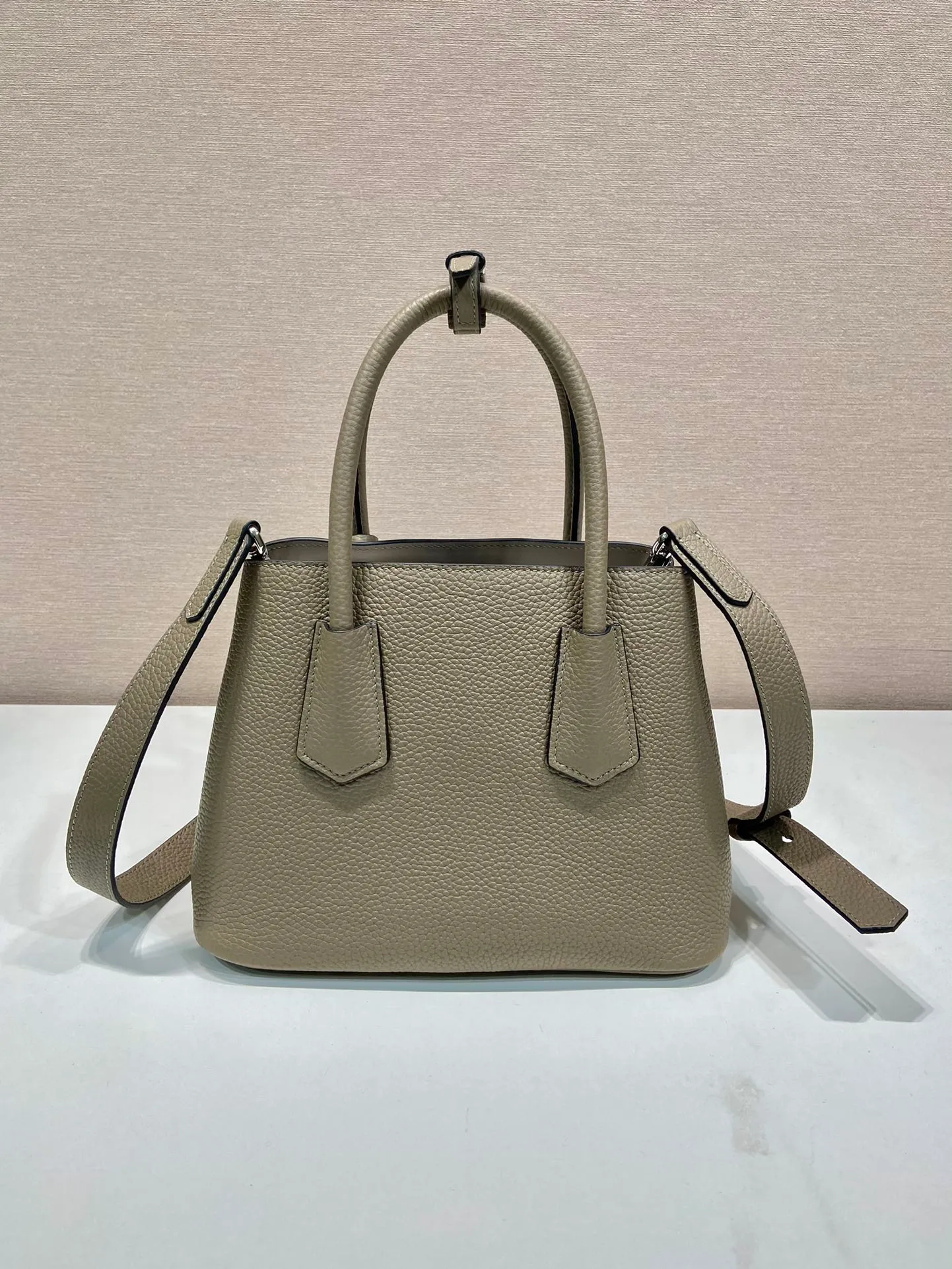 💰1900🎉New shopping bag🎉1BG443 deerskin pattern🎉🎉 This Double handbag is presented in a novel mini version, combining functionality and exquisite style. It is made of imported cowhide and deerskin texture new material, with imported lambskin inside. It feels super soft, top-grade hardware, and the detachable shoulder strap is suitable for shoulder or cross-body wear. Simple and elegant, if you like babies, hurry up and get it🎉🎉 Length 25x Height 18.5x Bottom 12.5cm🎉🎉🎉👏👏👏