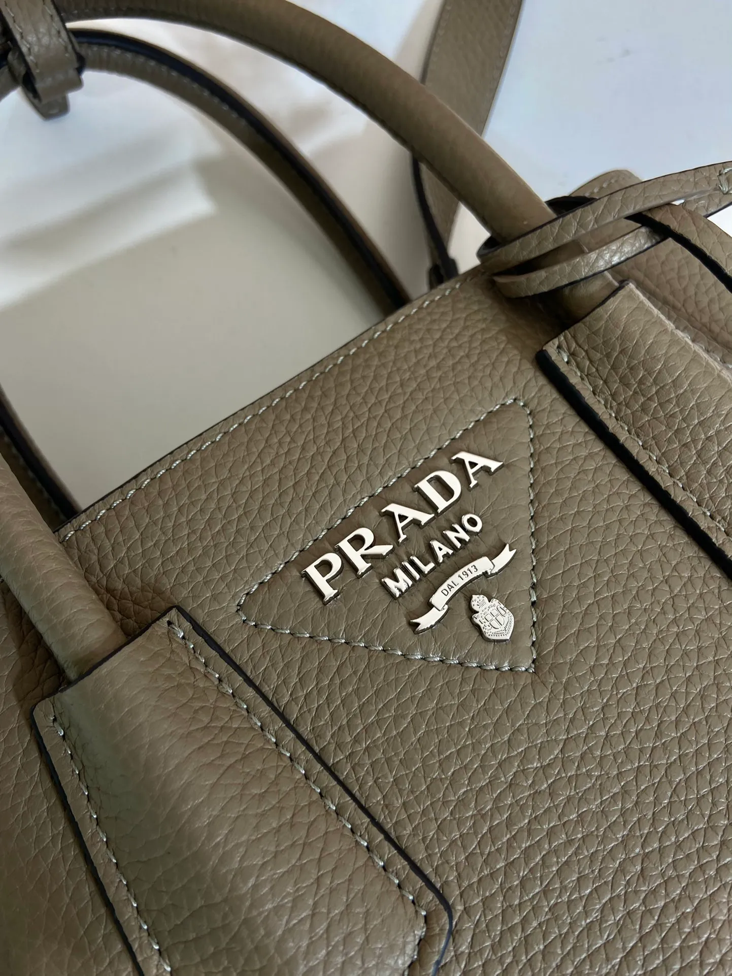 💰1900🎉New shopping bag🎉1BG443 deerskin pattern🎉🎉 This Double handbag is presented in a novel mini version, combining functionality and exquisite style. It is made of imported cowhide and deerskin texture new material, with imported lambskin inside. It feels super soft, top-grade hardware, and the detachable shoulder strap is suitable for shoulder or cross-body wear. Simple and elegant, if you like babies, hurry up and get it🎉🎉 Length 25x Height 18.5x Bottom 12.5cm🎉🎉🎉👏👏👏